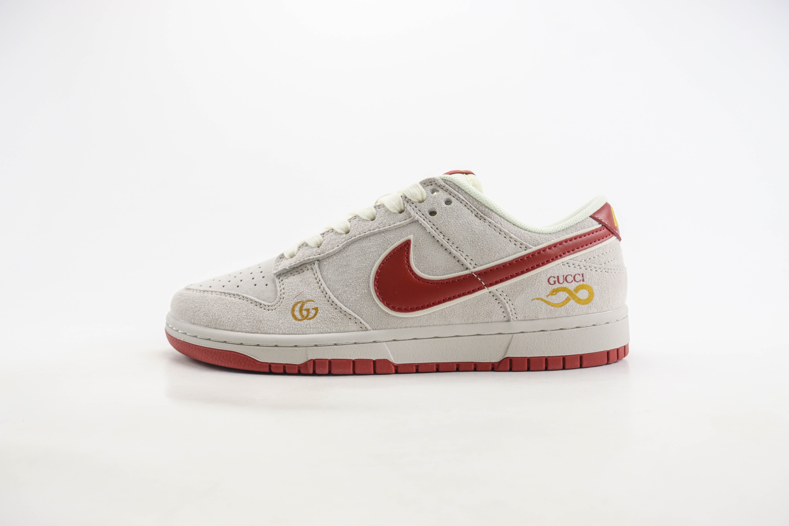 耐克Gucci x Nike SB Dunk Low纯原版本低帮SB Dunk蛇年限定灰红麂皮中国结Gucci联名低帮板鞋 莆田耐克货源 货号：XX3168-111