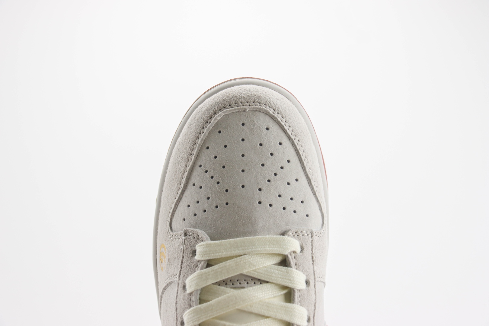 耐克Gucci x Nike SB Dunk Low纯原版本低帮SB Dunk蛇年限定灰红麂皮中国结Gucci联名低帮板鞋 莆田耐克货源 货号：XX3168-111