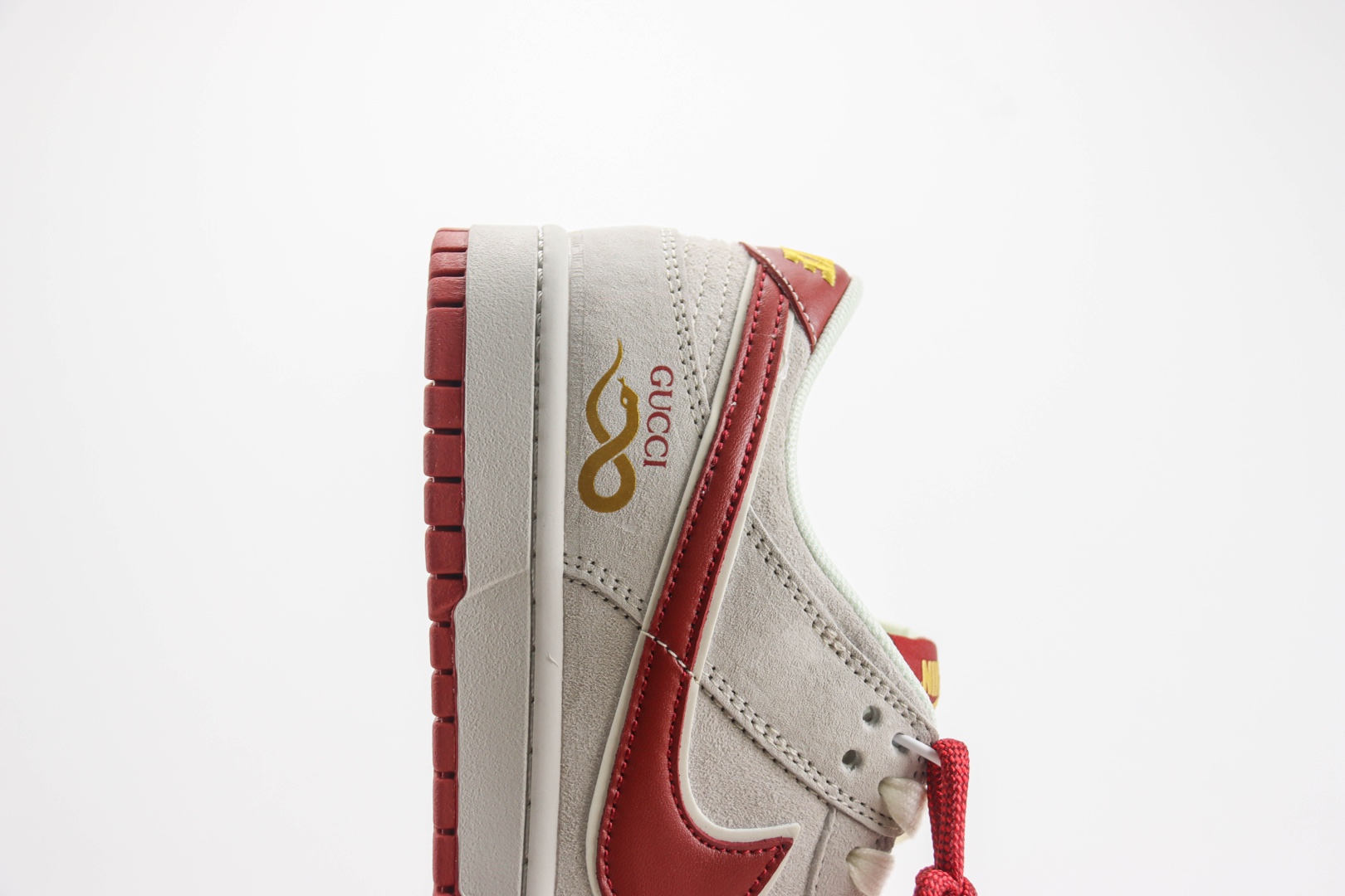 耐克Gucci x Nike SB Dunk Low纯原版本低帮SB Dunk蛇年限定灰红麂皮中国结Gucci联名低帮板鞋 莆田耐克货源 货号：XX3168-111