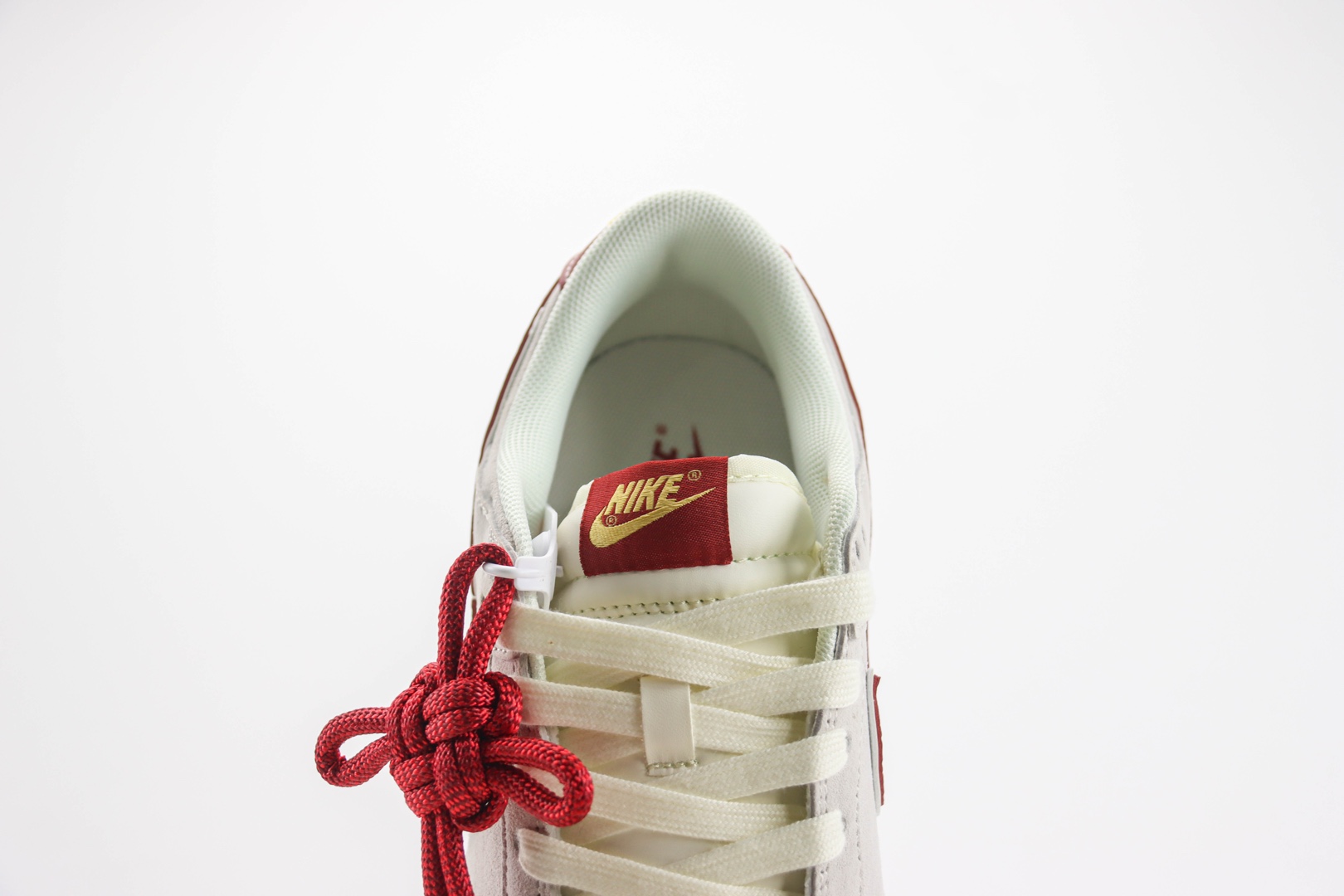 耐克Gucci x Nike SB Dunk Low纯原版本低帮SB Dunk蛇年限定灰红麂皮中国结Gucci联名低帮板鞋 莆田耐克货源 货号：XX3168-111