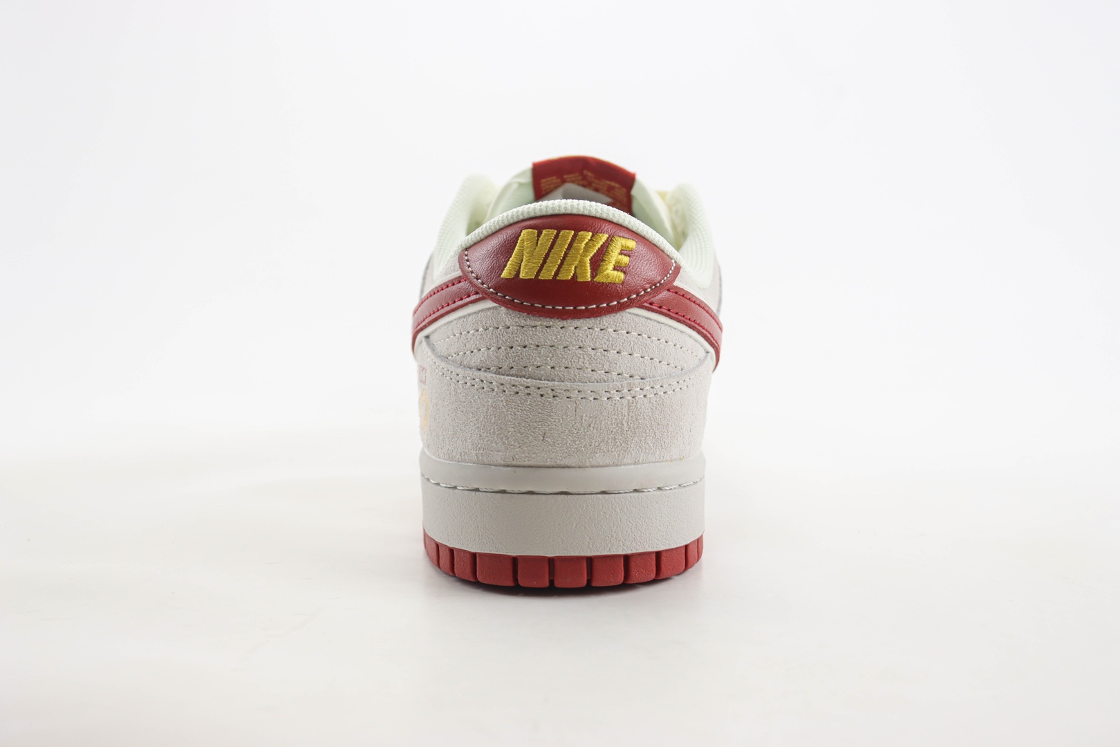 耐克Gucci x Nike SB Dunk Low纯原版本低帮SB Dunk蛇年限定灰红麂皮中国结Gucci联名低帮板鞋 莆田耐克货源 货号：XX3168-111