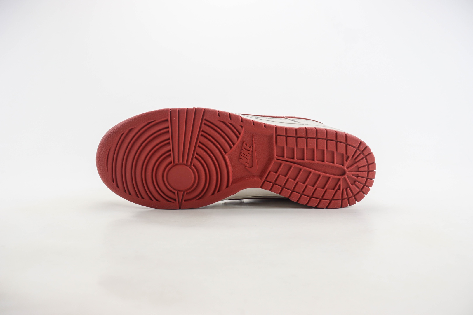 耐克Gucci x Nike SB Dunk Low纯原版本低帮SB Dunk蛇年限定灰红麂皮中国结Gucci联名低帮板鞋 莆田耐克货源 货号：XX3168-111