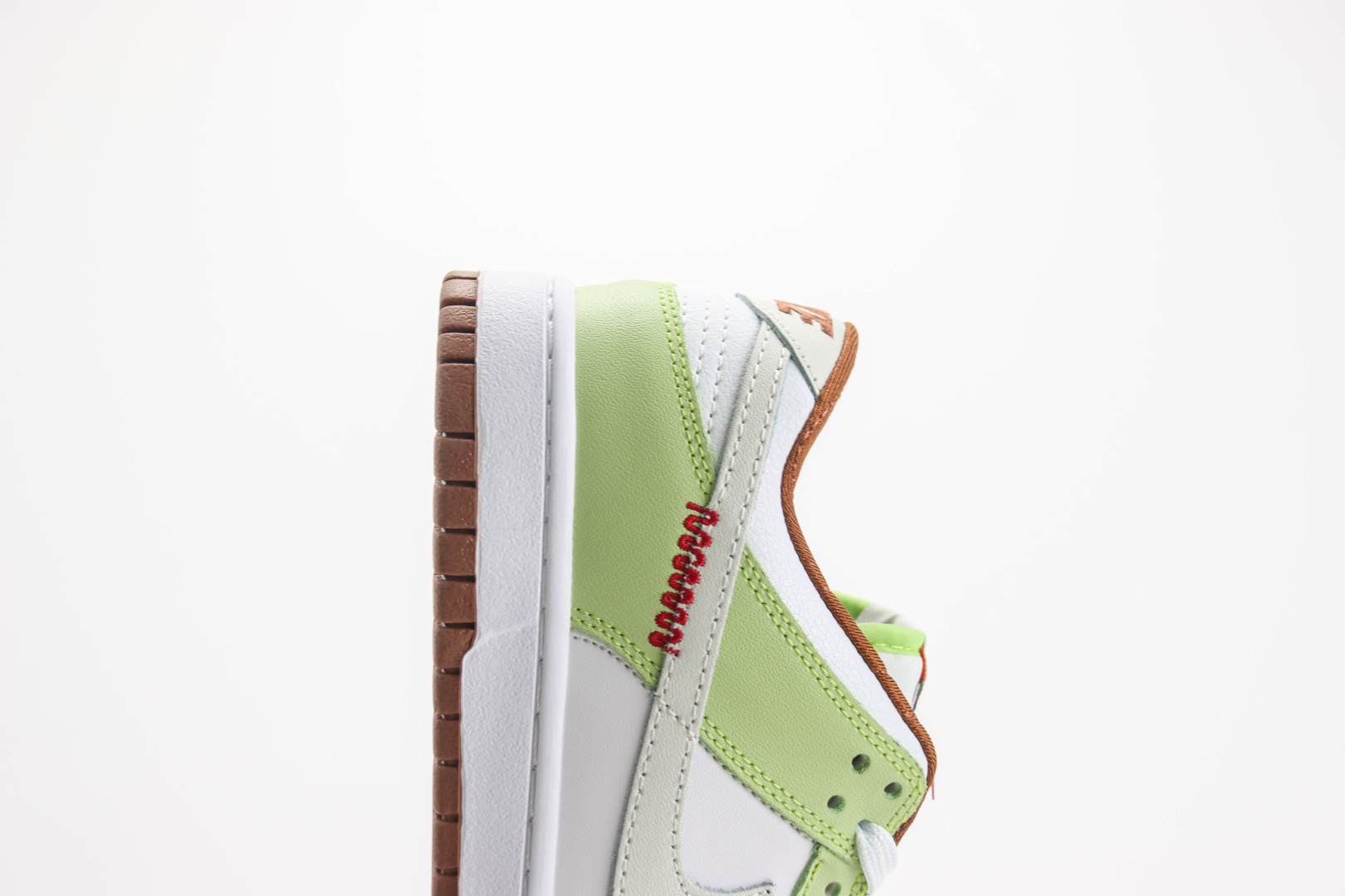 耐克Nike SB Dunk Low纯原版本低帮SB Dunk白绿棕滑板板鞋 莆田耐克代理 货号：HV6001-101