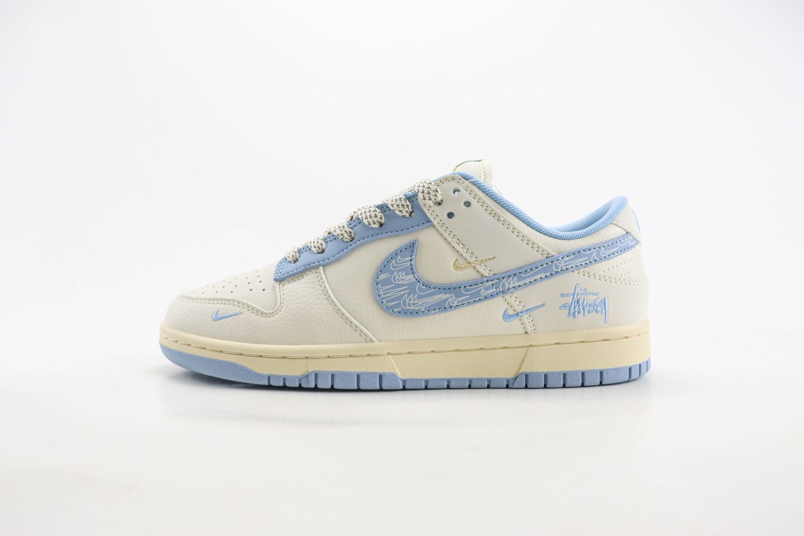 耐克Stussy x Nike SB Dunk Low纯原版本斯图西联名SB Dunk米蓝色多勾印花板鞋 莆田耐克代理 货号：XS6088-503