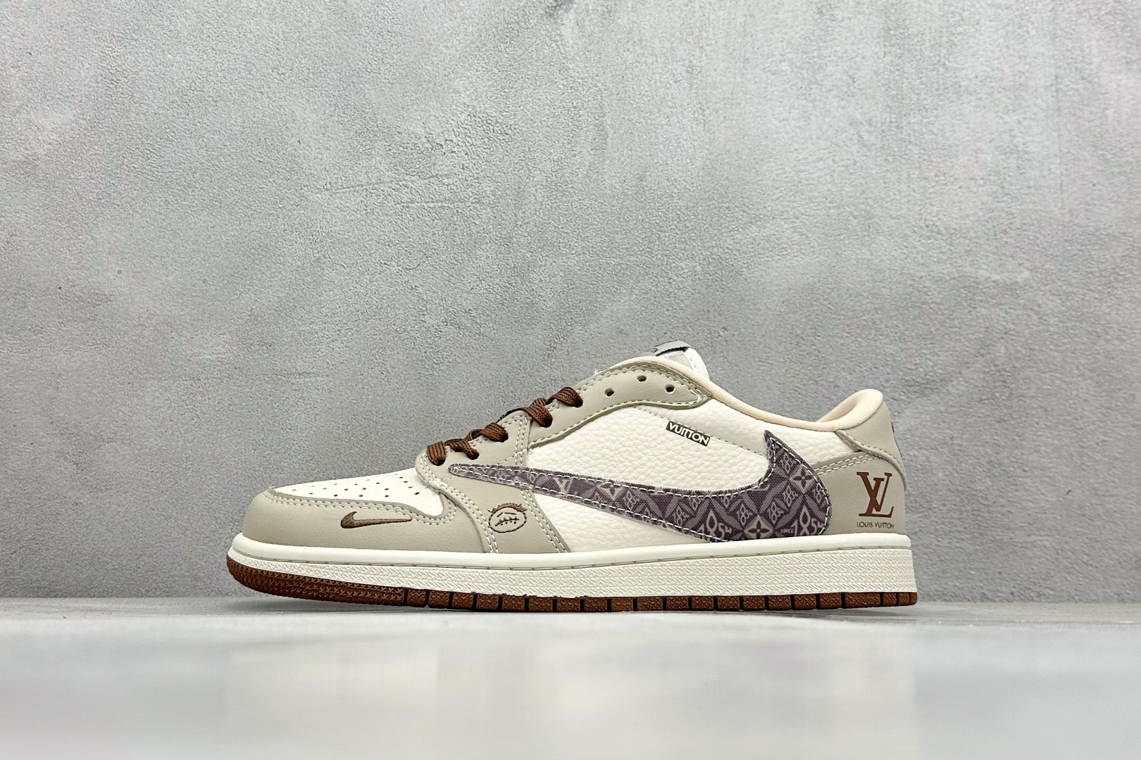 乔丹Travis Scott x Fragment Design x Air Jordan 1 Low纯原版本闪电倒钩联名AJ1花勾鬼脸LV路易威登低帮板鞋 莆田AJ工厂 货号：XS2024-060