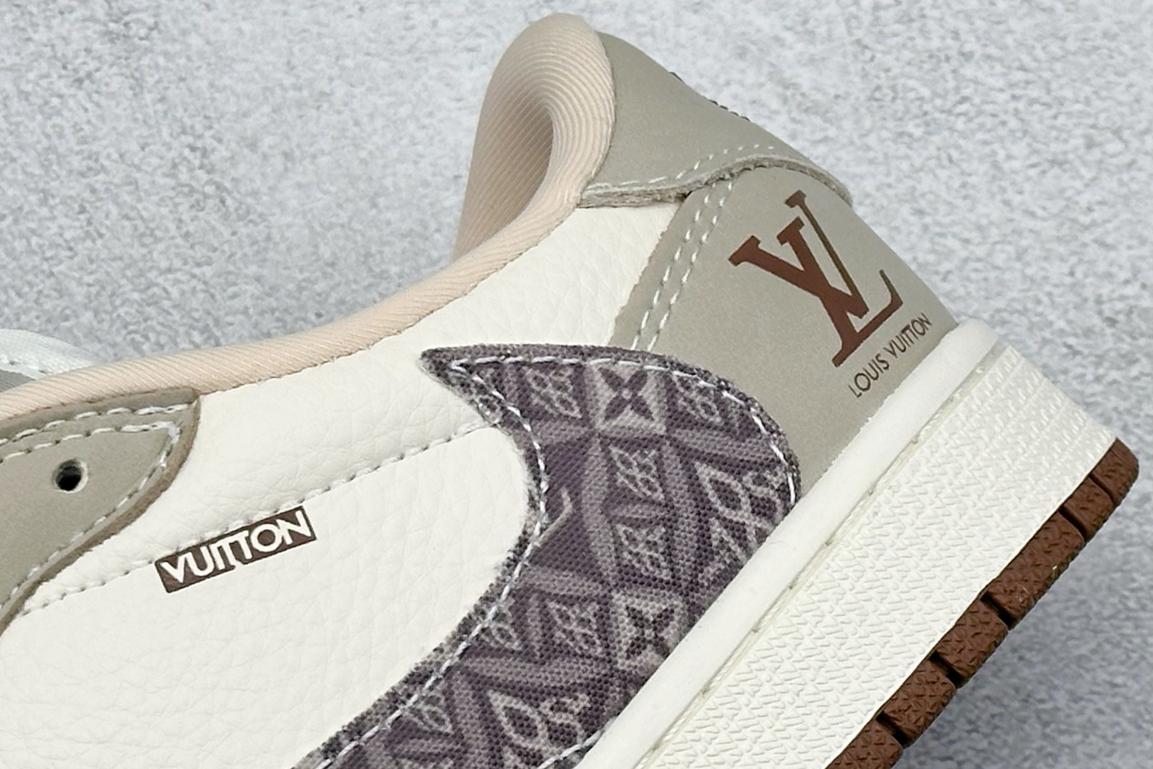 乔丹Travis Scott x Fragment Design x Air Jordan 1 Low纯原版本闪电倒钩联名AJ1花勾鬼脸LV路易威登低帮板鞋 莆田AJ工厂 货号：XS2024-060