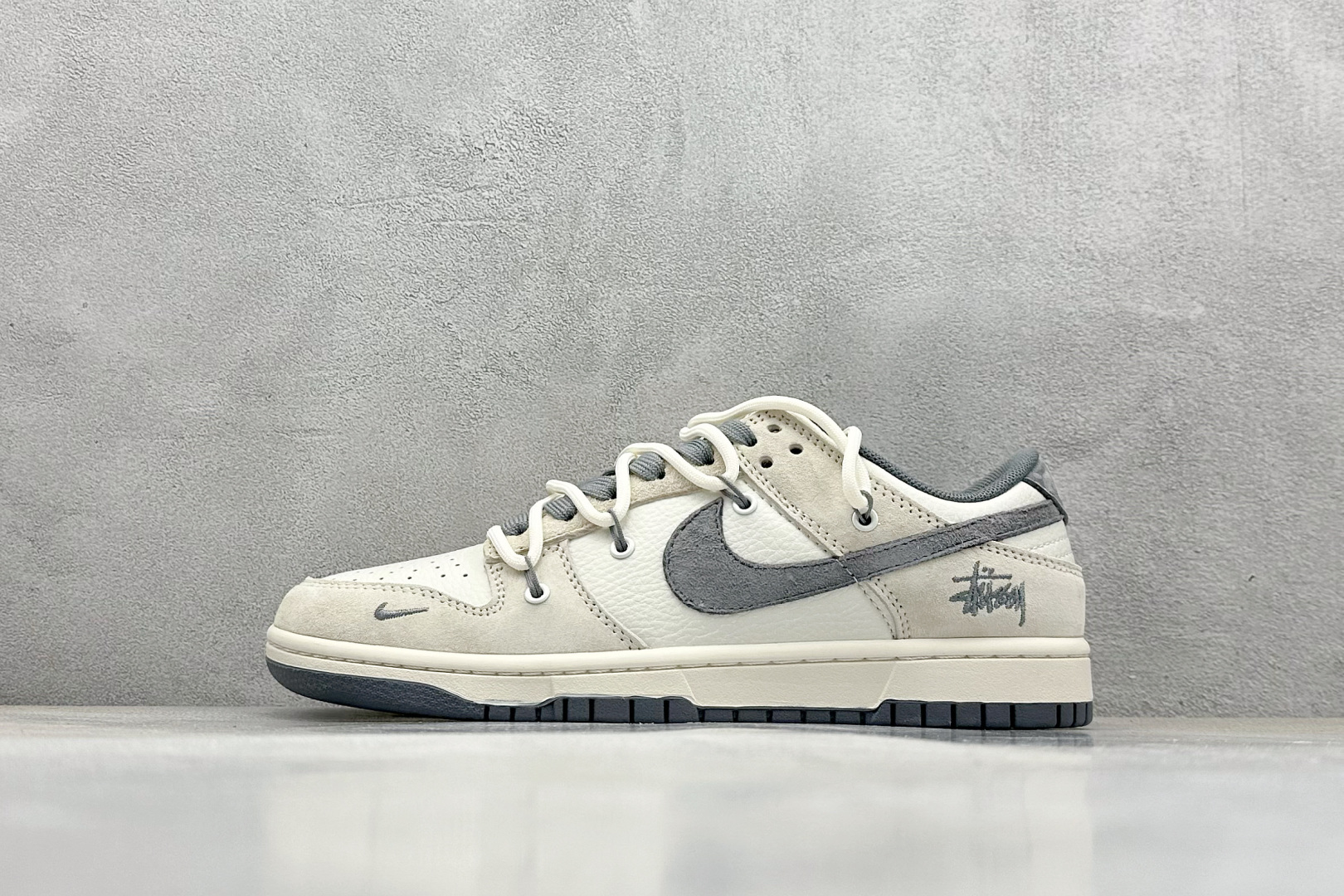 耐克Stussy x Nike SB Dunk Low纯原版本斯图西联名SB Dunk绑带猪八灰勾低帮板鞋 莆田耐克货源 货号：DM6868-093