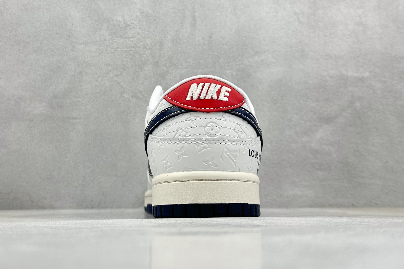 耐克Louis Vuitton x Nike SB Dunk Low纯原版本路易威登联名SB Dunk蓝勾暗印花LV板鞋 莆田奢侈品工厂 货号：XX3168-146