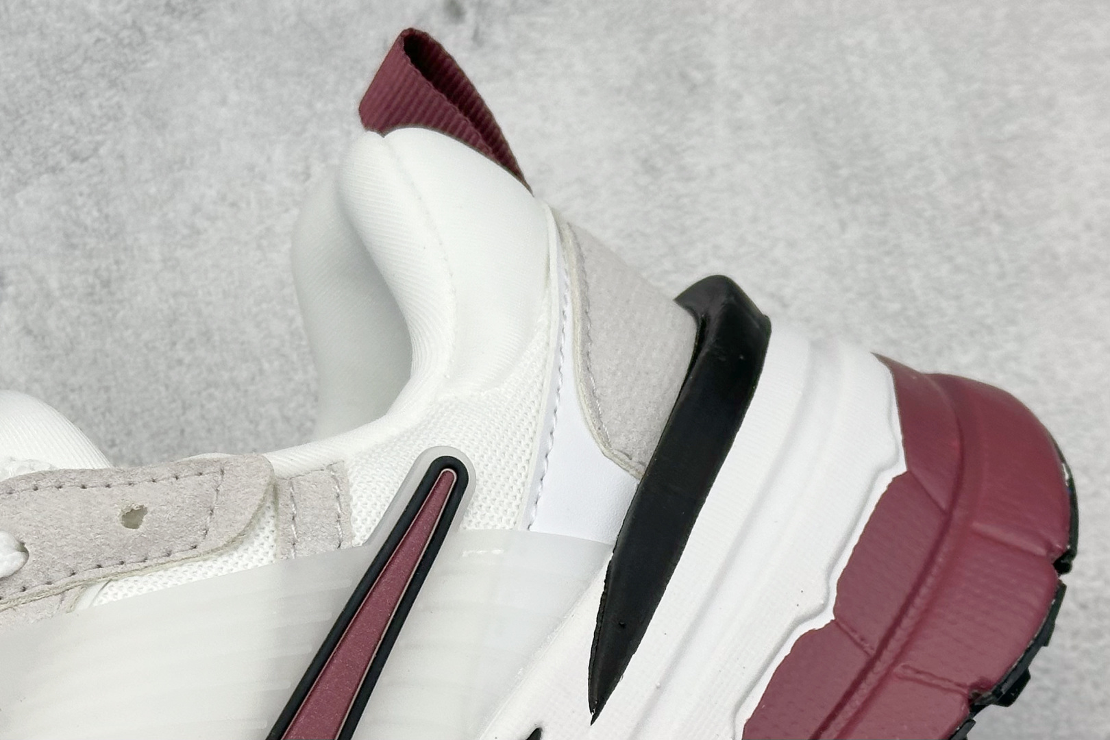 耐克Nike V2K Runtekk纯原版本白灰红减震复古跑鞋 莆田耐克批发 货号：HQ3500-100