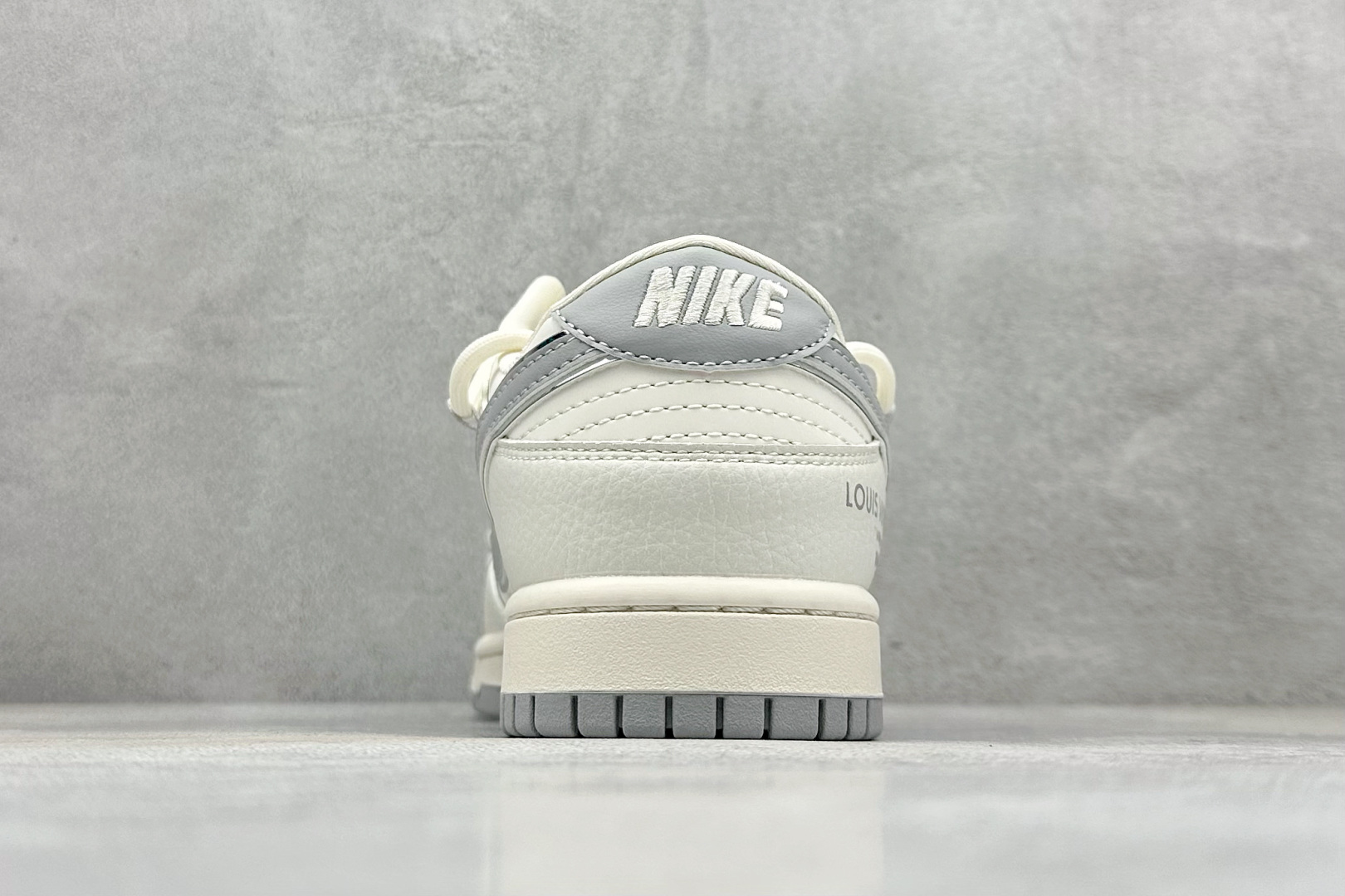 耐克Louis Vuitton x Nike SB Dunk Low纯原版本LV联名SB Dunk米白灰解构绑带板鞋 莆田耐克代理 货号：DM6868-092