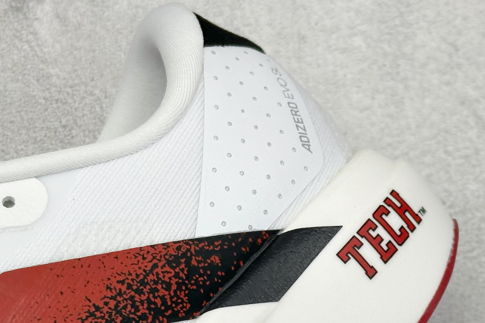 阿迪达斯adidas Adizero Evo SL纯原版本白黑红超轻透气缓震跑鞋 莆田耐克货源 货号：JQ4569