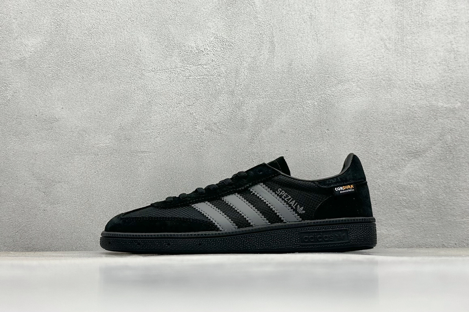阿迪达斯adidas Originals Handball SPZL纯原版本手球运动员系列黑灰色板鞋 莆田鞋阿迪达斯货源 货号：IE6603