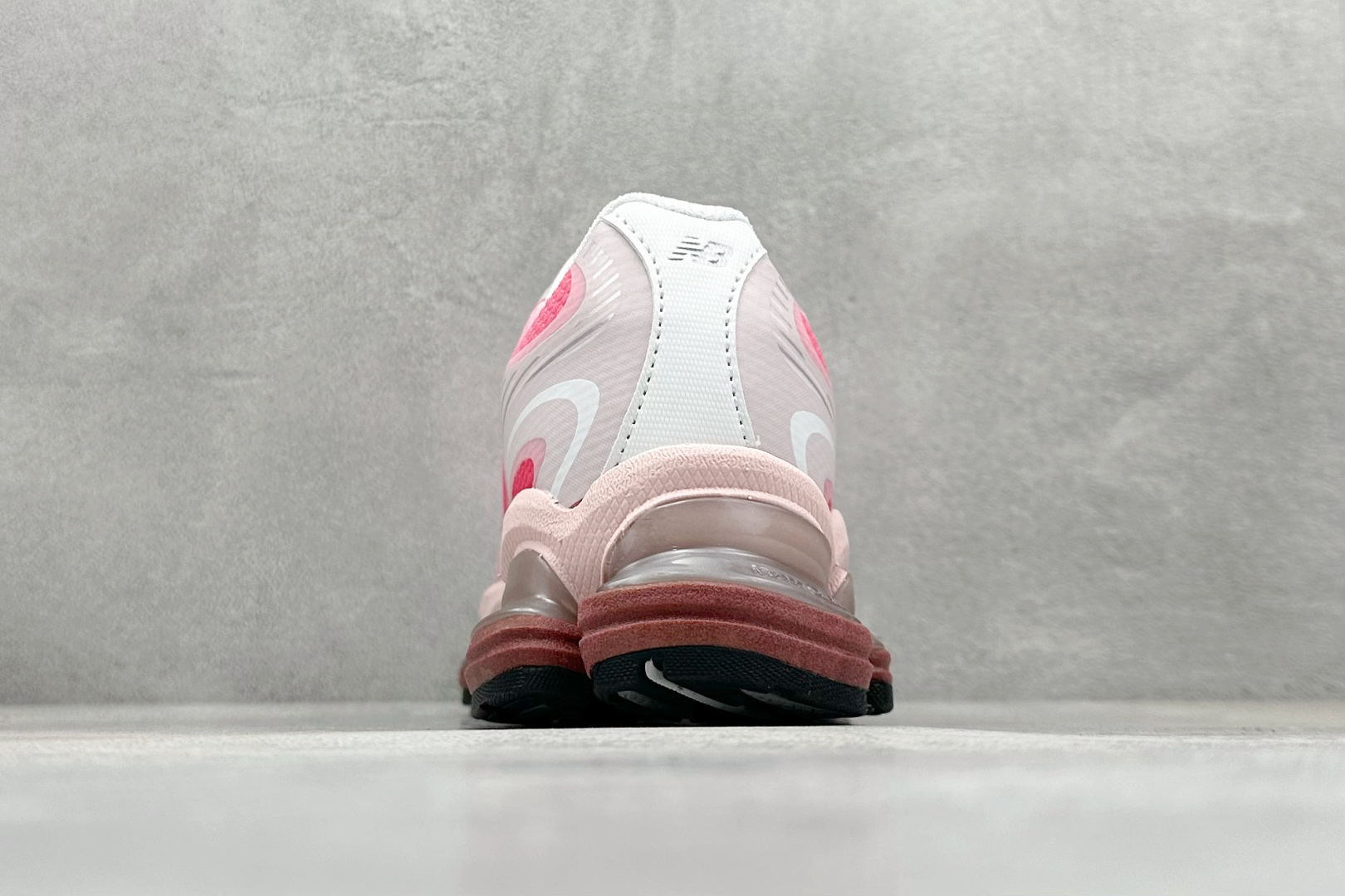 新百伦New Balance 2000纯原版本NB2000白粉渐变网面复古跑鞋 莆田新百伦货源 货号：U2000BF