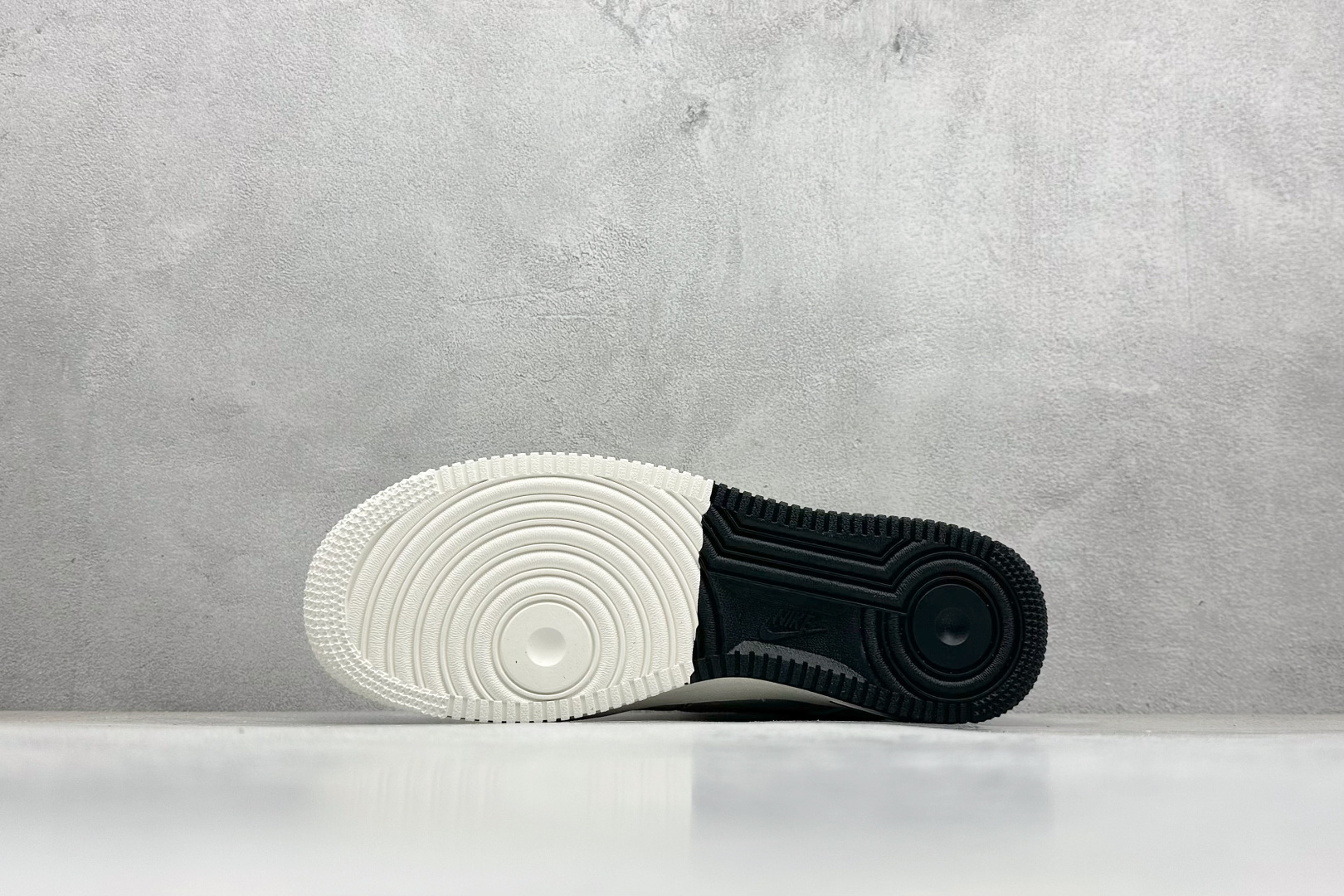 耐克Nike Air Force 1 Low 07 x Balenciaga巴黎世家联名款白黑绑带小钩空军一号低帮休闲板鞋信息资讯大全 货号：AM1588-019