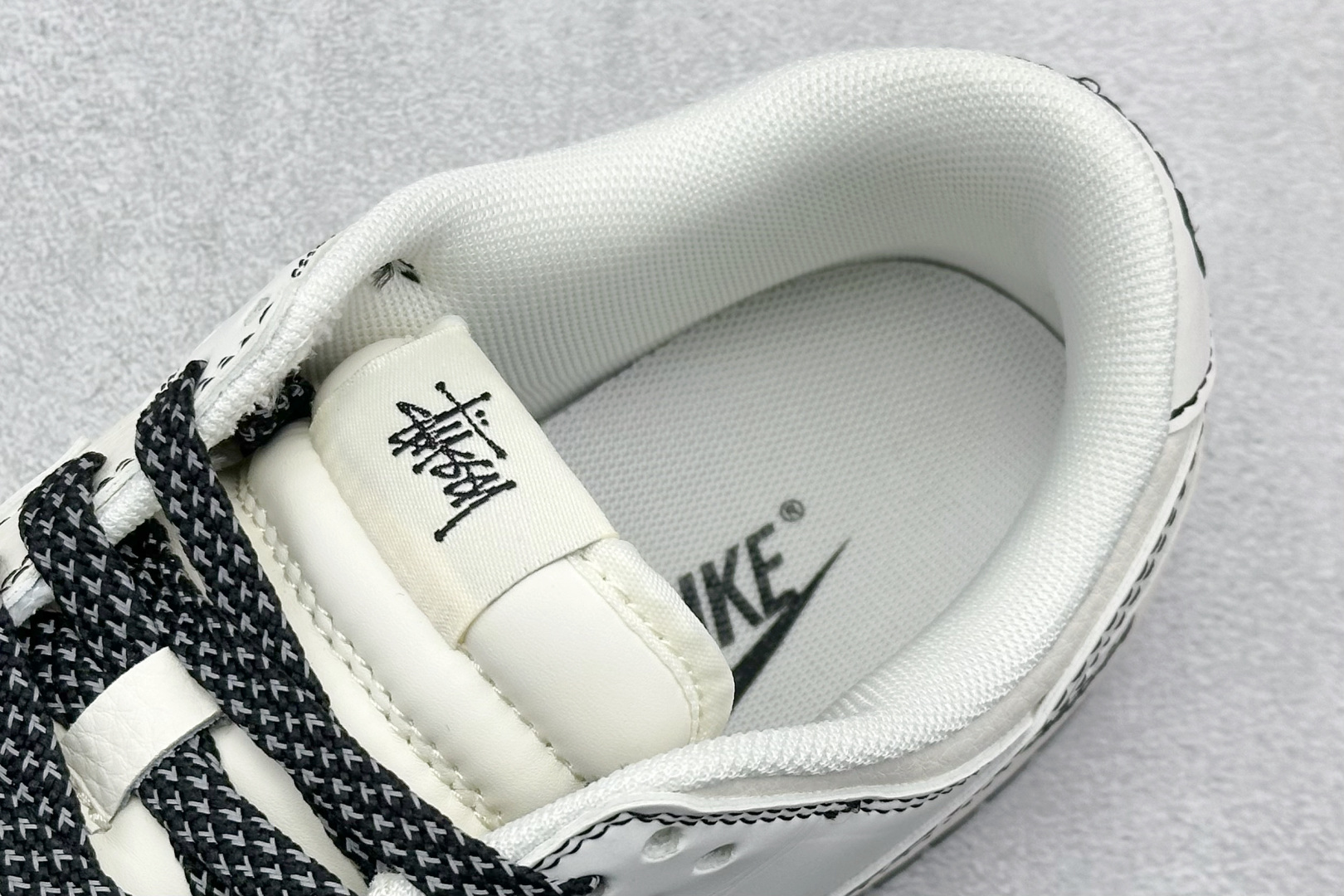 耐克Nike SB Dunk Low斯图西联名米黑小双勾地板休闲板鞋信息资讯大全 货号：HH7518-096