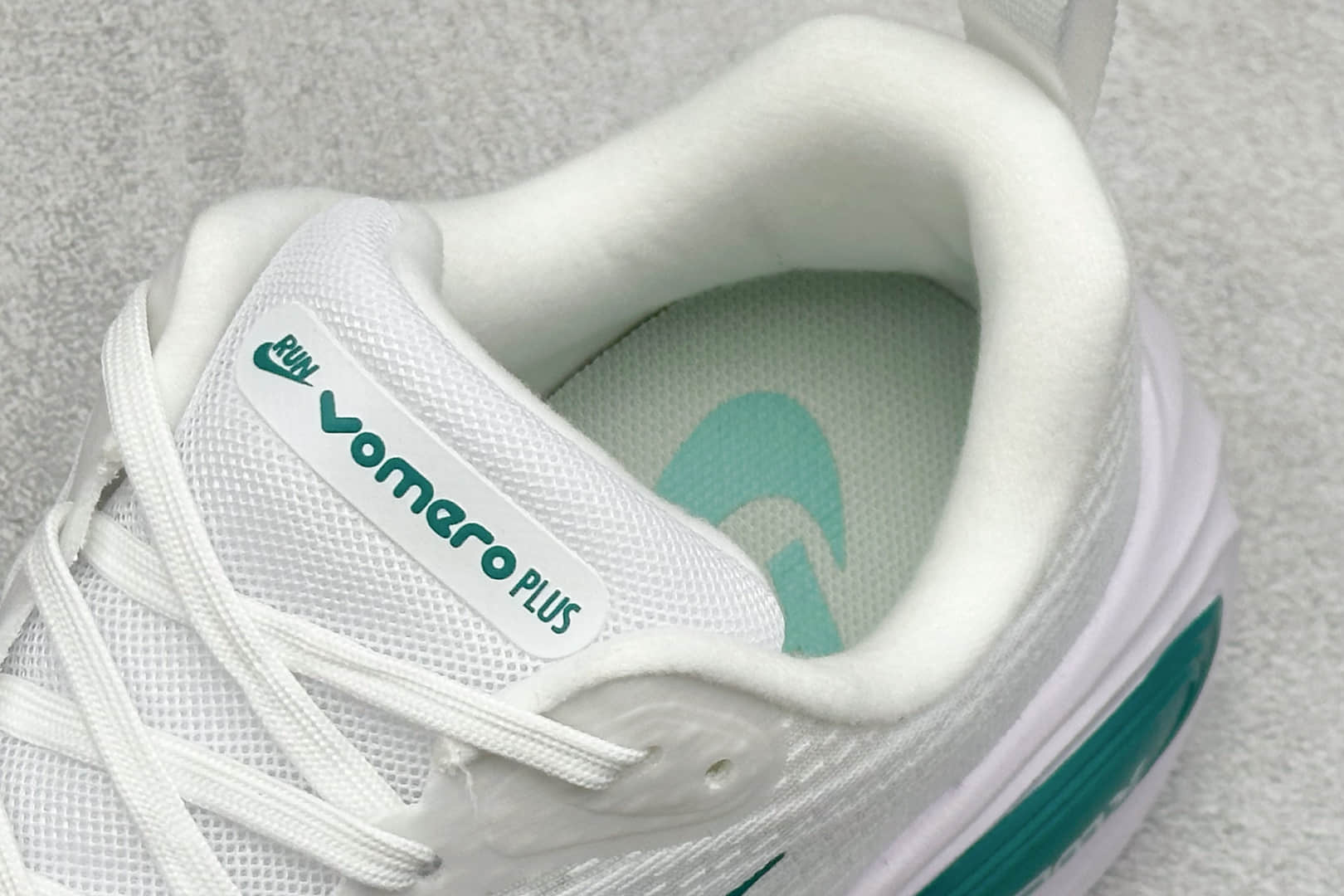 耐克Nike Air Zoom Vomero Plus纯原版本白绿色减震透气跑鞋 莆田耐克代理 货号:HV8154-100