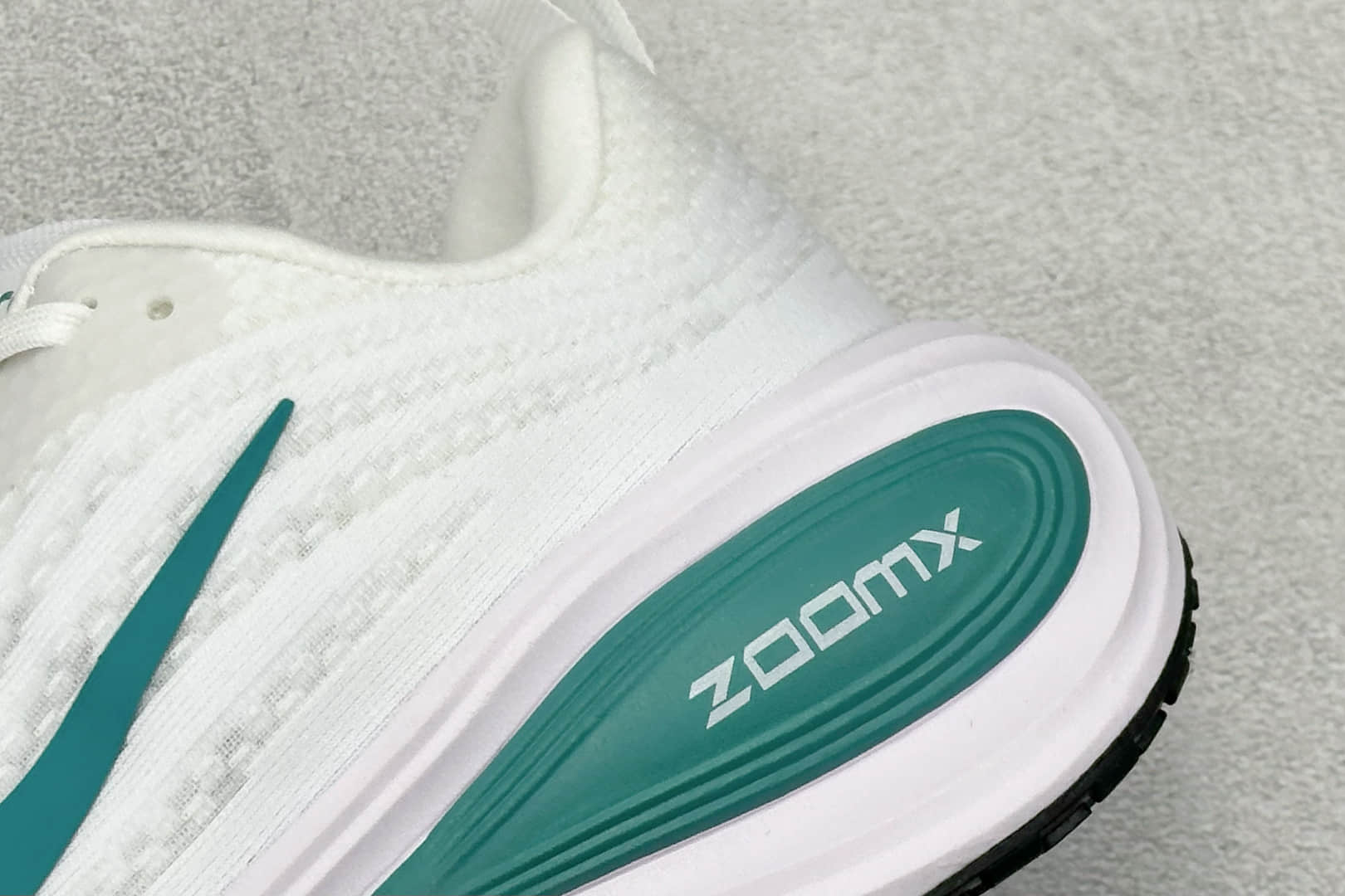 耐克Nike Air Zoom Vomero Plus纯原版本白绿色减震透气跑鞋 莆田耐克代理 货号:HV8154-100