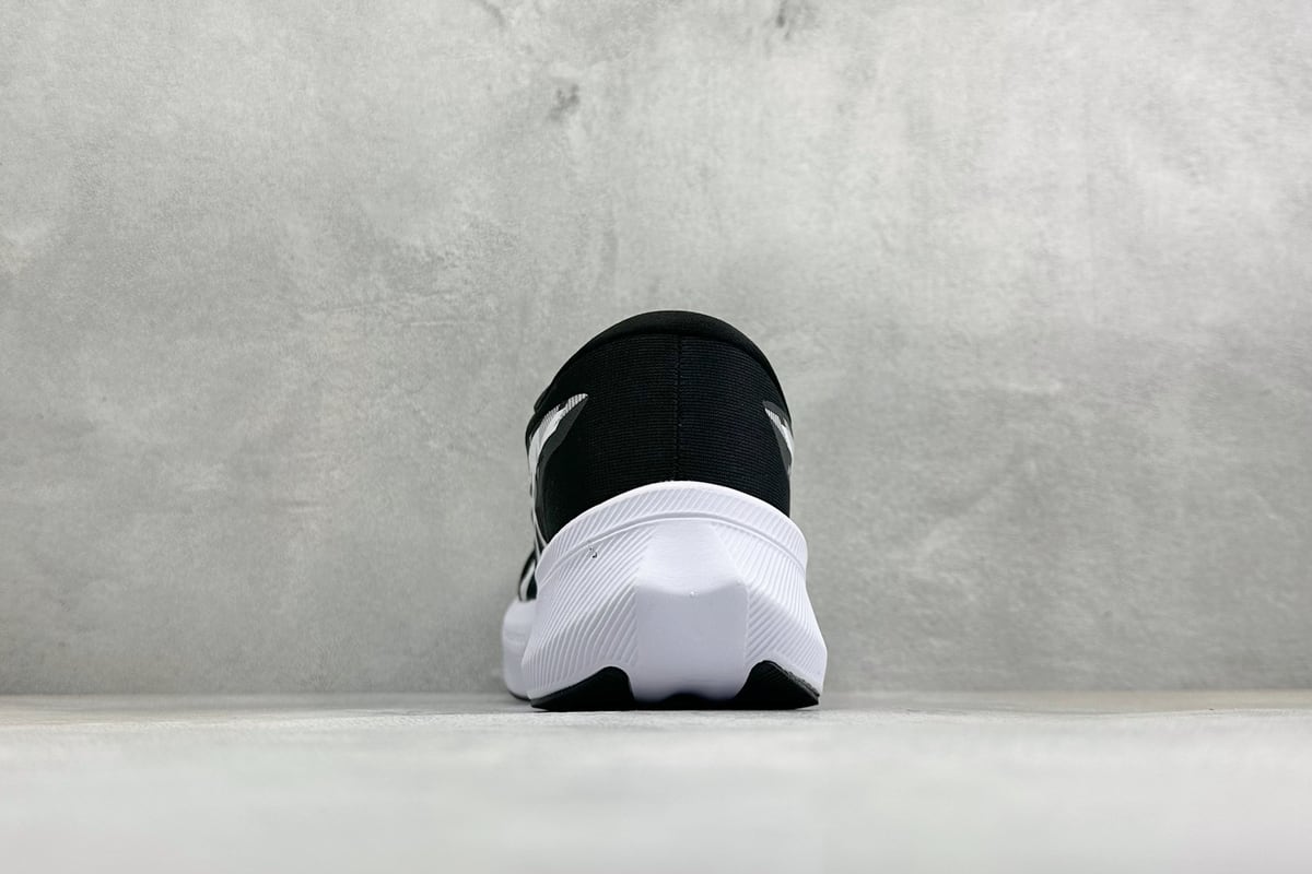 亚瑟士 Asics MAGIC SPEED 4 亚瑟士低帮专业越野跑步鞋 白银黑 鞋底实拍图