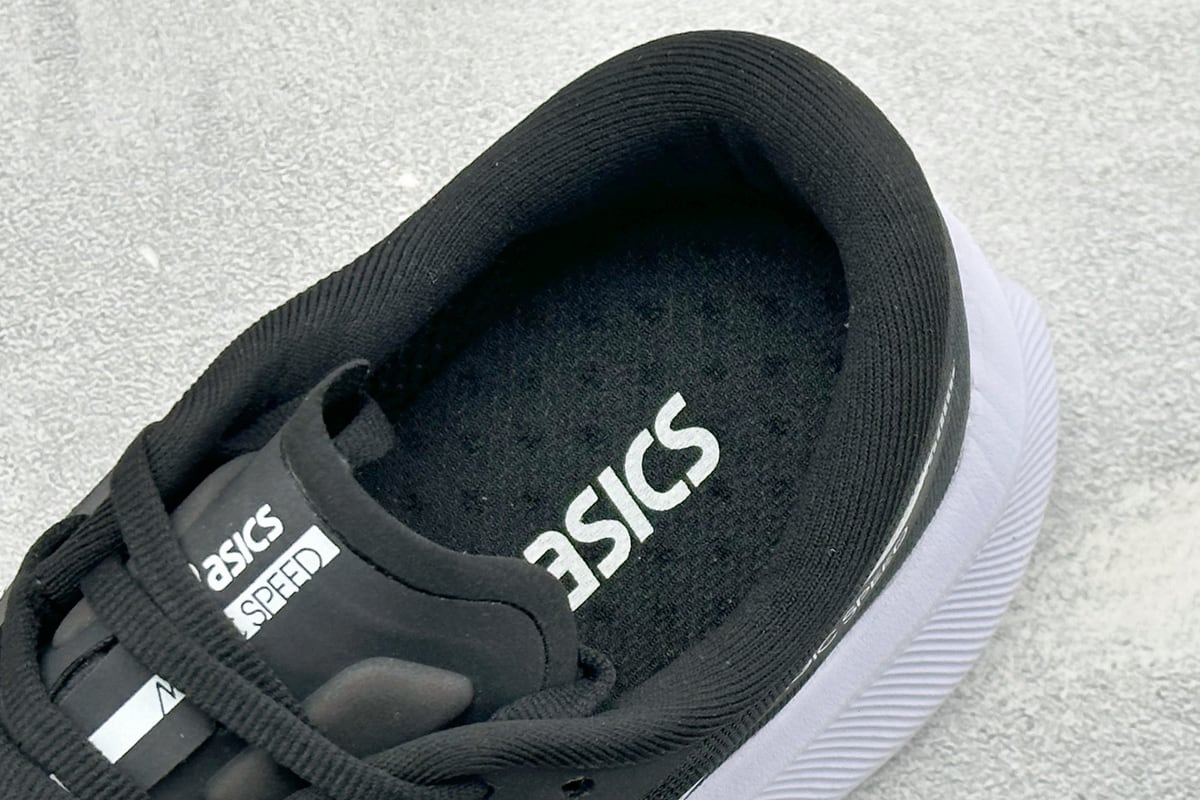 亚瑟士 Asics MAGIC SPEED 4 亚瑟士低帮专业越野跑步鞋 白银黑 上脚实拍图