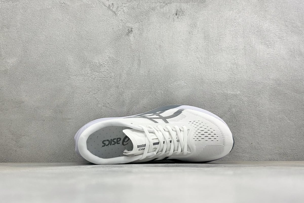 亚瑟士 Asics MAGIC SPEED 4 亚瑟士低帮专业越野跑步鞋 白银黑 背面实拍图