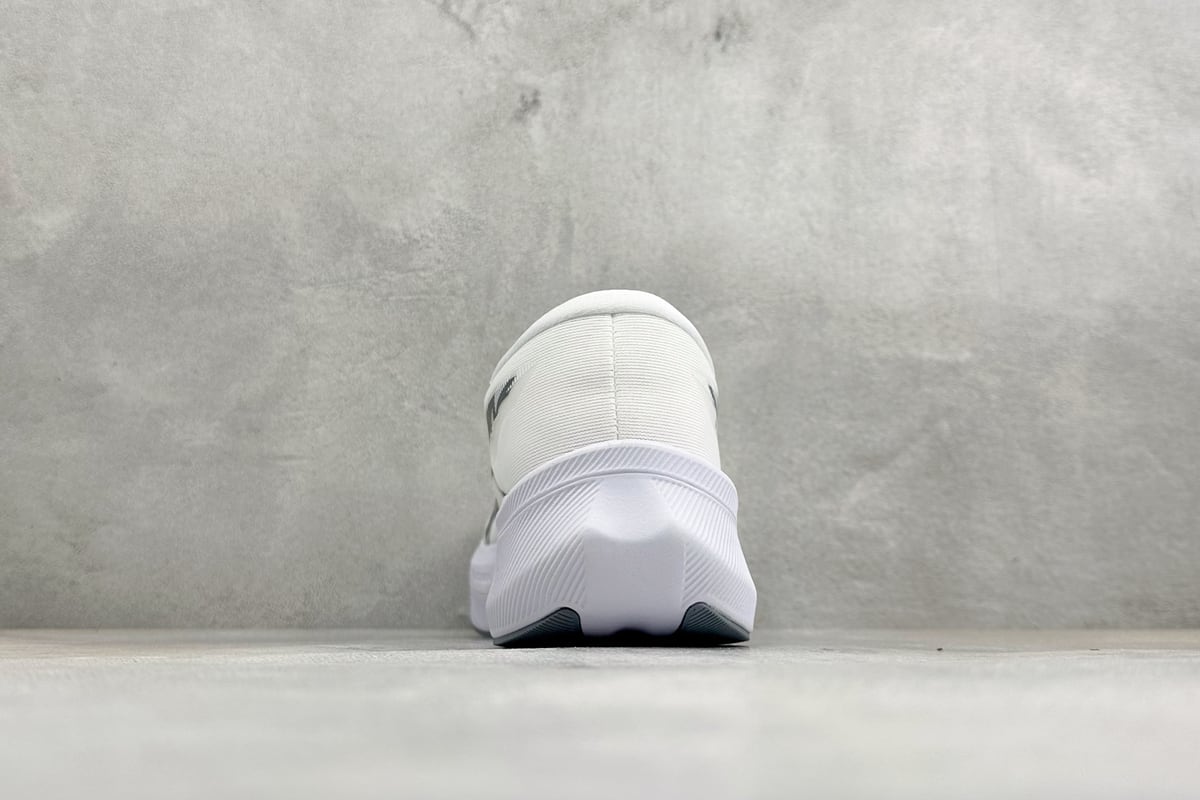 亚瑟士 Asics MAGIC SPEED 4 亚瑟士低帮专业越野跑步鞋 白银黑 鞋底实拍图