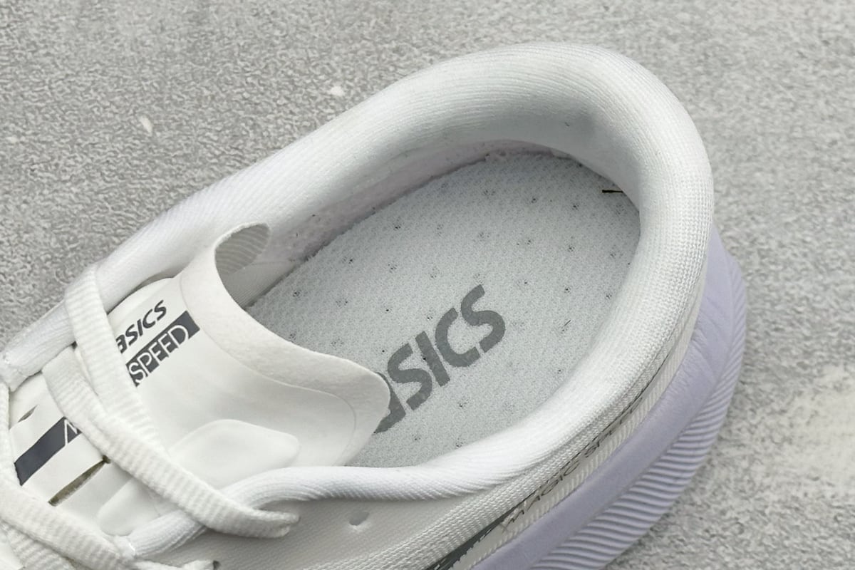 亚瑟士 Asics MAGIC SPEED 4 亚瑟士低帮专业越野跑步鞋 白银黑 上脚实拍图