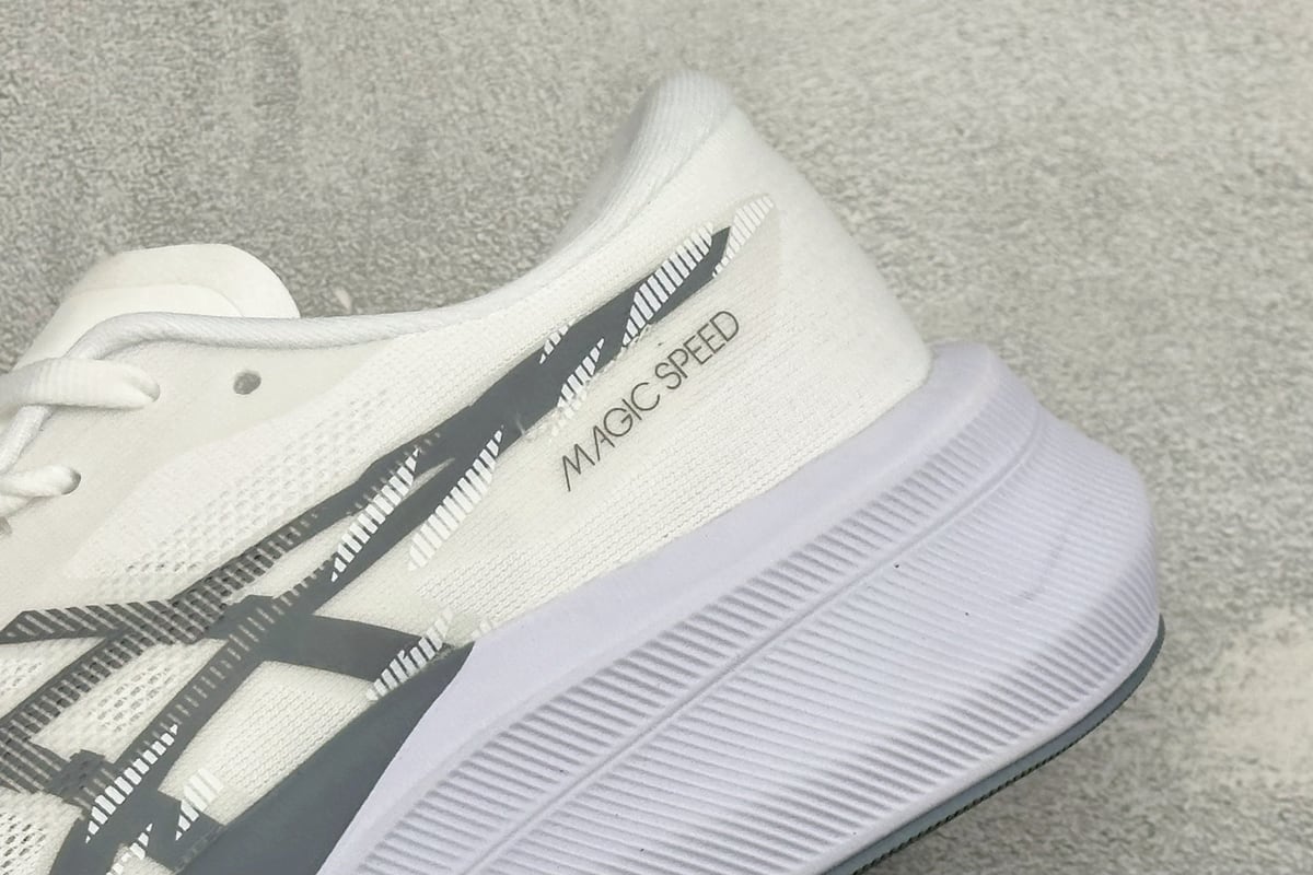 亚瑟士 Asics MAGIC SPEED 4 亚瑟士低帮专业越野跑步鞋 白银黑 细节实拍图