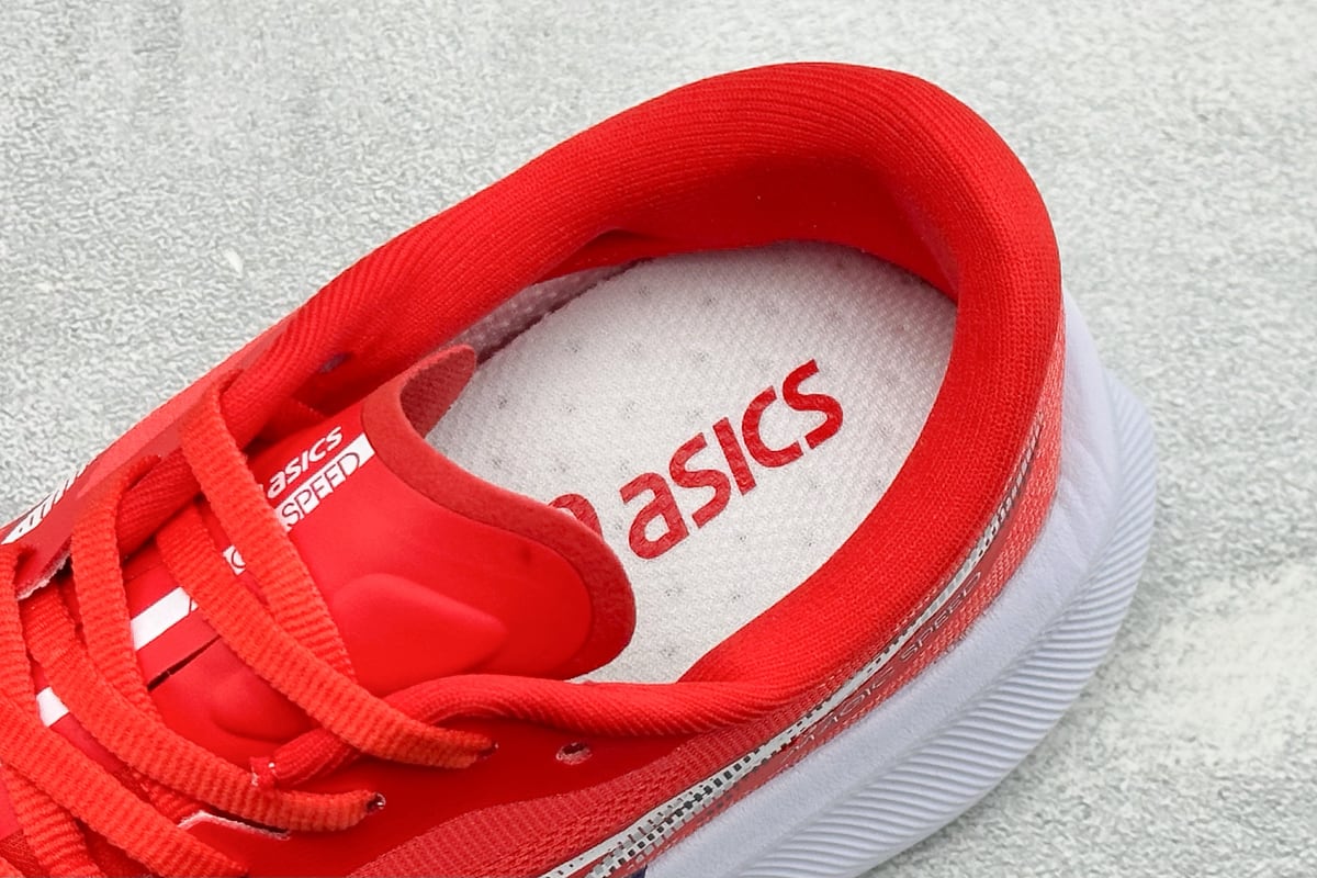 亚瑟士 Asics MAGIC SPEED 4 亚瑟士低帮专业越野跑步鞋 白银红 上脚实拍图