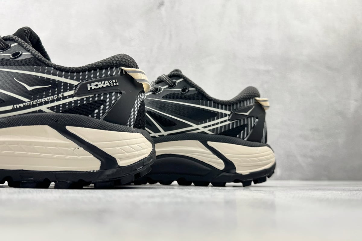 霍伽 HOKA ONE ONE Mafate Speed 2 黑白 上脚实拍图