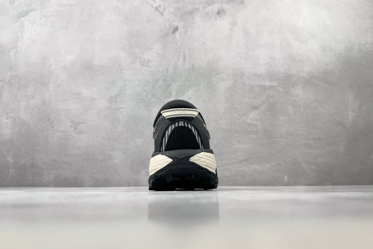 霍伽 HOKA ONE ONE Mafate Speed 2 黑白 细节实拍图