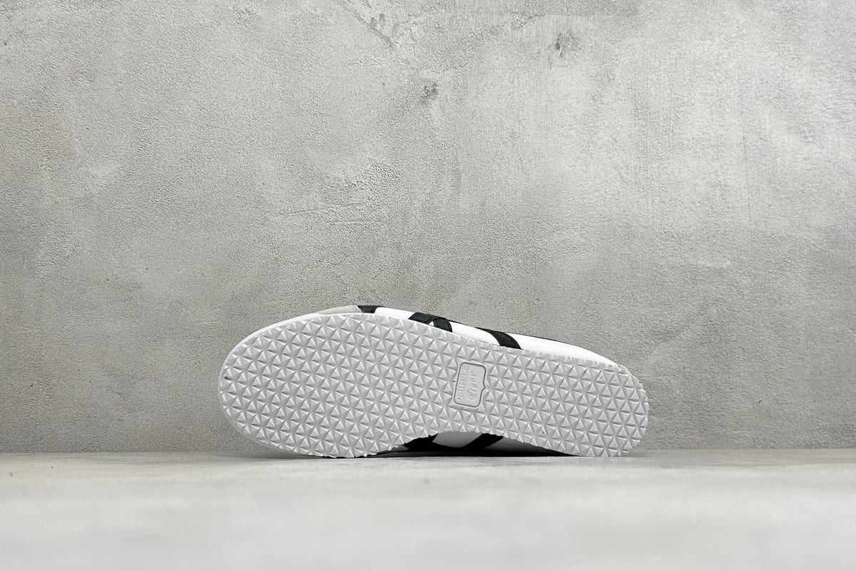 昂跑 On Onitsuka Tiger MEXICO66 Paraty 银粉黑 鞋头实拍图