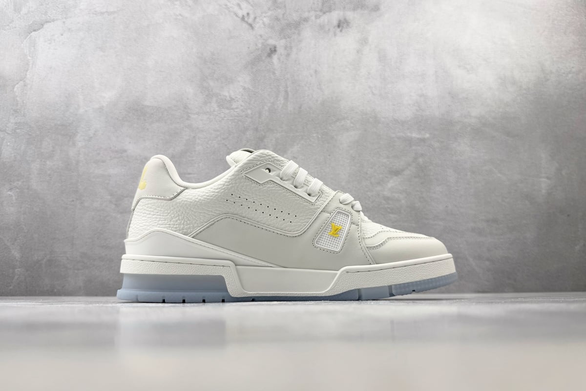 路易威登 LOUIS VUITTON Trainer 白色 侧面实拍图