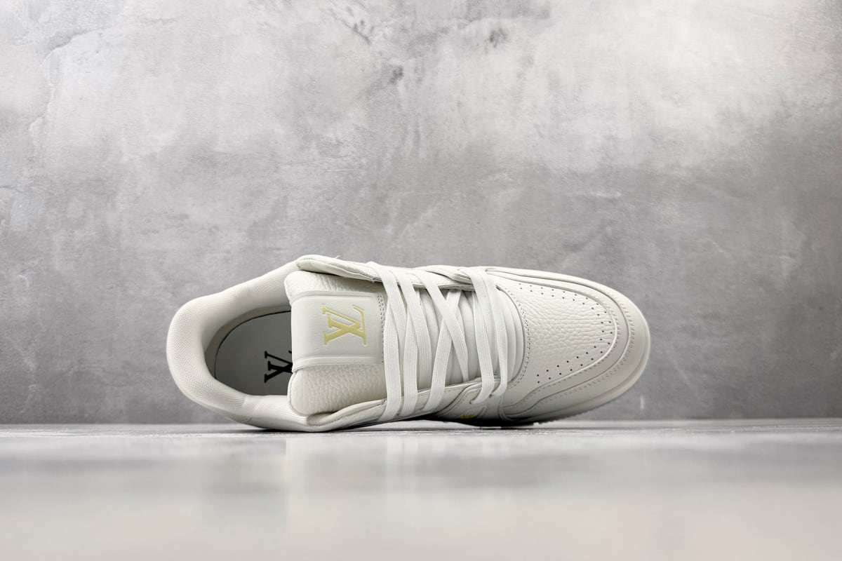 路易威登 LOUIS VUITTON Trainer 白色 背面实拍图