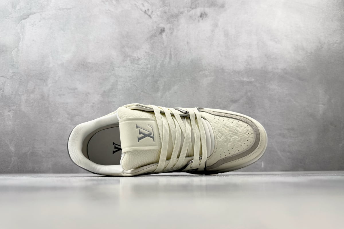 路易威登 LOUIS VUITTON Trainer 米灰 背面实拍图