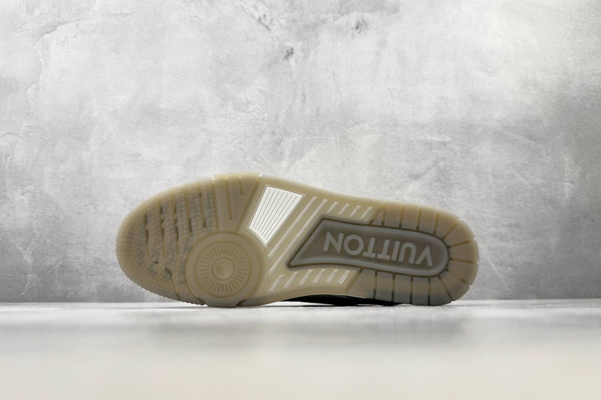 路易威登 LOUIS VUITTON Trainer 米灰 鞋头实拍图
