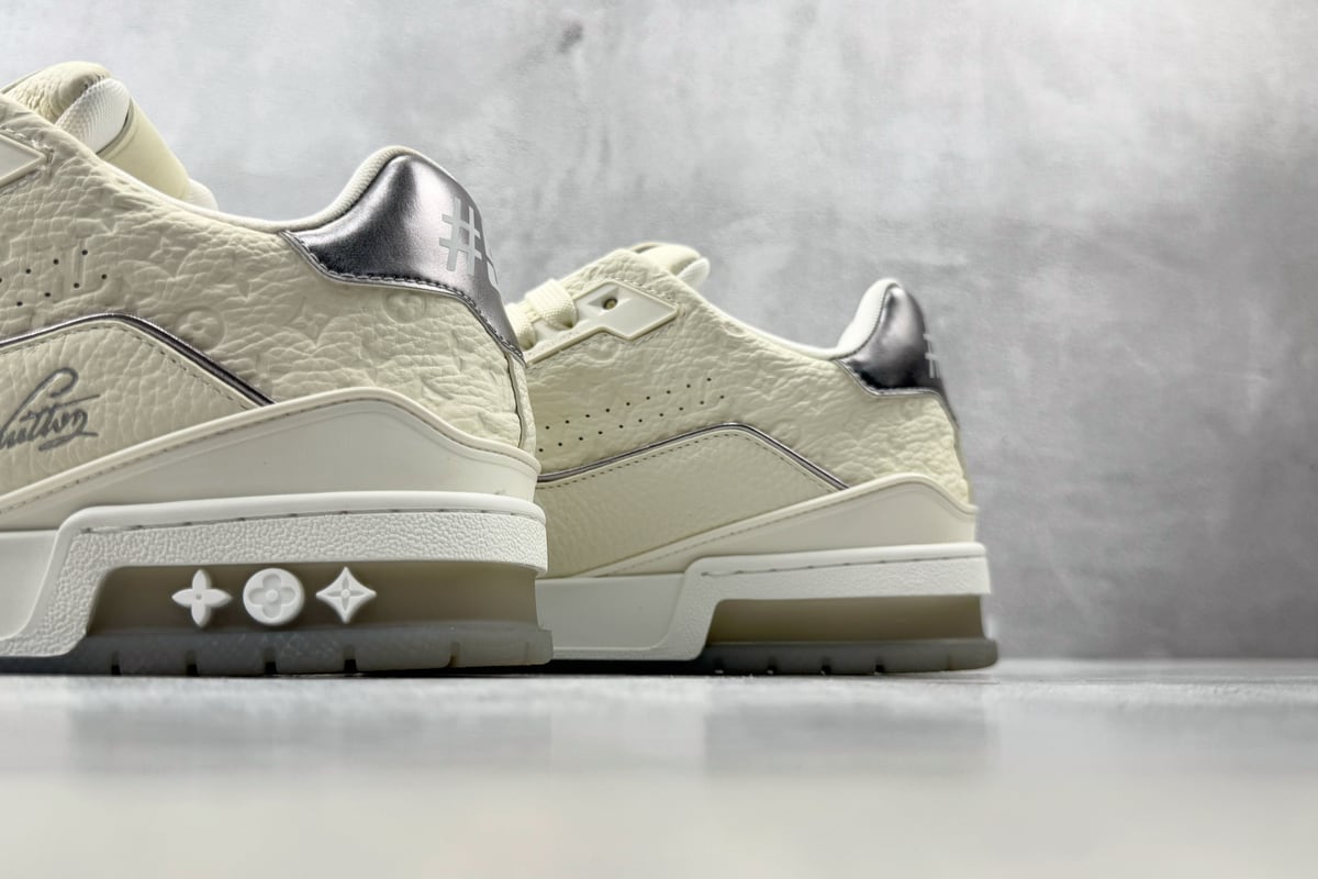 路易威登 LOUIS VUITTON Trainer 米灰 上脚实拍图