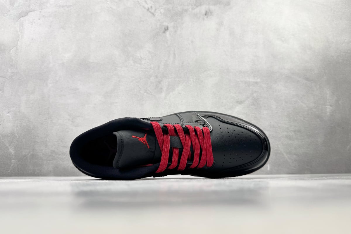 乔丹 Air Jordan 1 黑红 背面实拍图