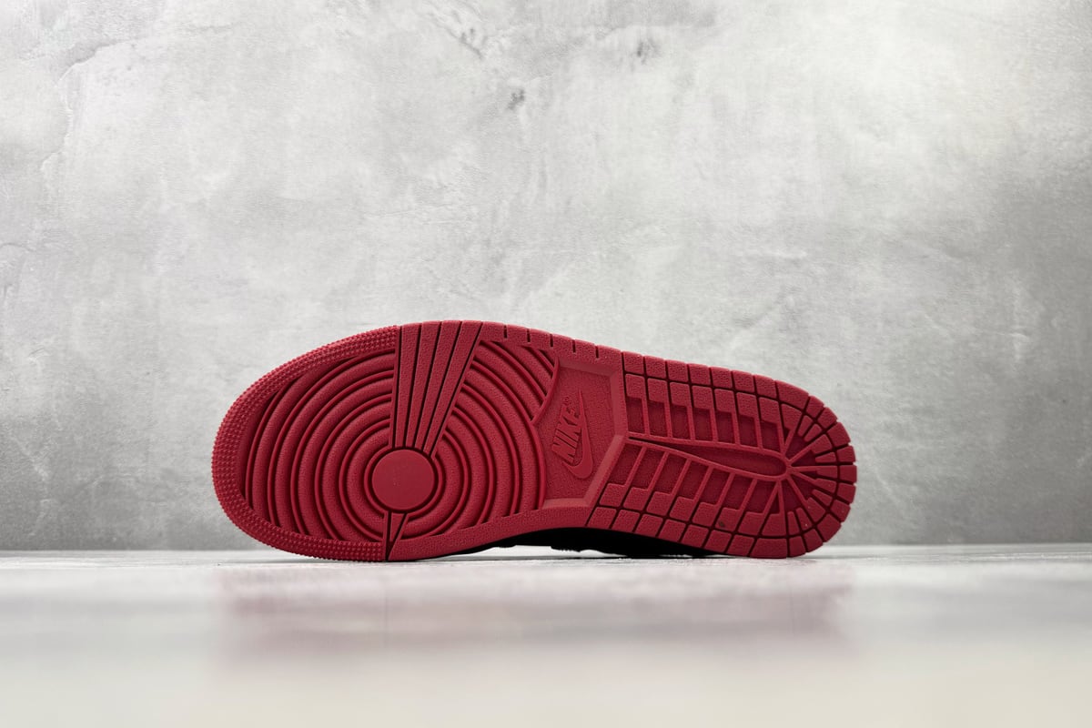 乔丹 Air Jordan 1 黑红 鞋头实拍图