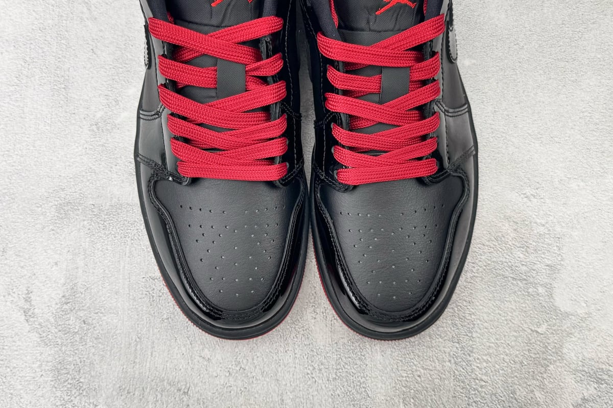 乔丹 Air Jordan 1 黑红 鞋标实拍图