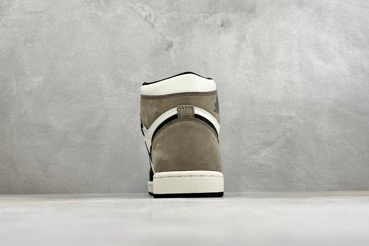 乔丹 Air Jordan 1 Retro High Og 黑摩卡 白银橙 鞋底实拍图