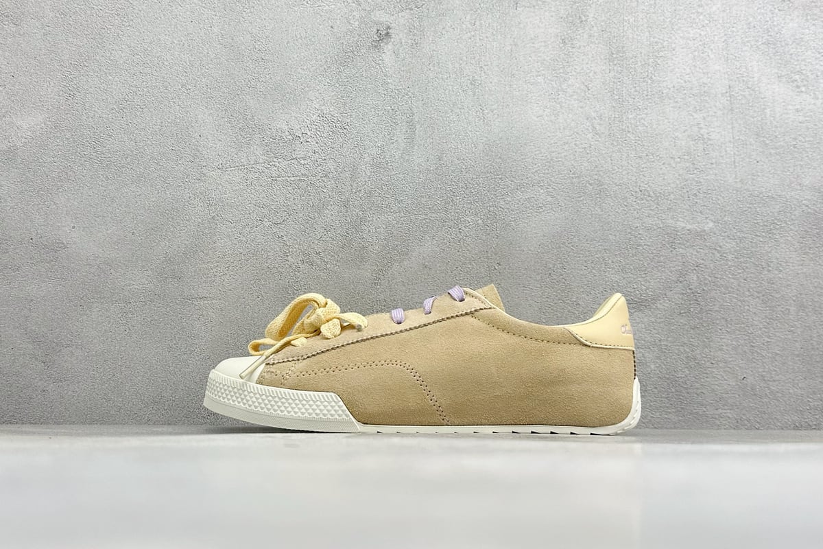 匡威 Converse All Star 自从2019年匡威进军篮球鞋市场往后给我们带来了All Star Pro BB Evo和Converse G4,也签约了第三位代言人谢伊-吉尔吉斯-亚历山大,给我们带来了全新的Converse All Star Pro BB Evo鞋款,相比较原版BB Low,Evo版本拥有着更为合理的低帮设计。就BB low的体验来说,从第一次上脚我就对他赋予了高度评价:这是一双训练脚踝力量的神器!但很显然,全新的Evo版本提高了鞋帮后势的幅度,看起来安全了很多。整双球鞋带来安全感的也不仅仅只有简单的低帮弧度改良。再设计的鞋面其实是EVO版本最大的亮点-实拍图1