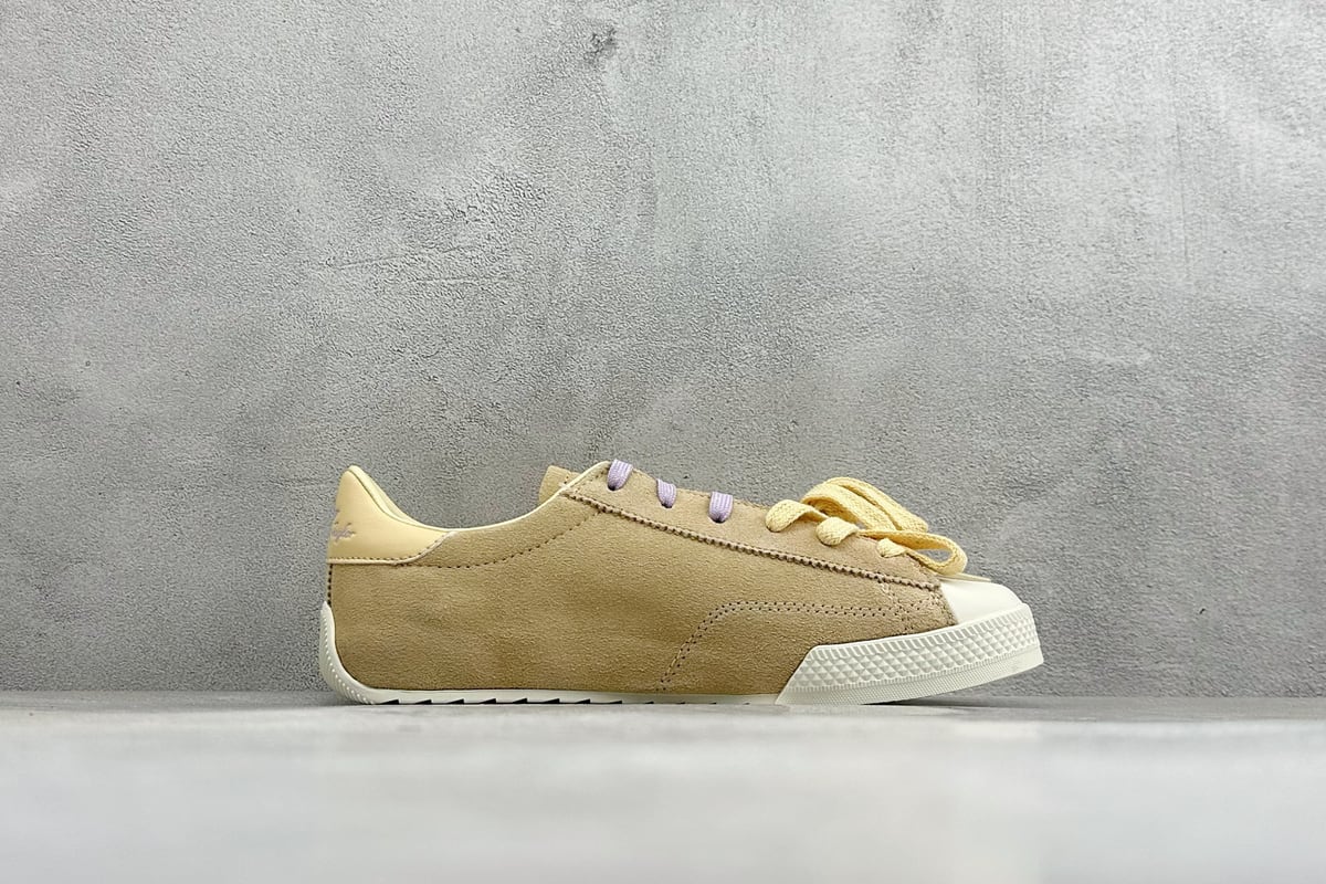 匡威 Converse All Star 自从2019年匡威进军篮球鞋市场往后给我们带来了All Star Pro BB Evo和Converse G4,也签约了第三位代言人谢伊-吉尔吉斯-亚历山大,给我们带来了全新的Converse All Star Pro BB Evo鞋款,相比较原版BB Low,Evo版本拥有着更为合理的低帮设计。就BB low的体验来说,从第一次上脚我就对他赋予了高度评价:这是一双训练脚踝力量的神器!但很显然,全新的Evo版本提高了鞋帮后势的幅度,看起来安全了很多。整双球鞋带来安全感的也不仅仅只有简单的低帮弧度改良。再设计的鞋面其实是EVO版本最大的亮点-实拍图2