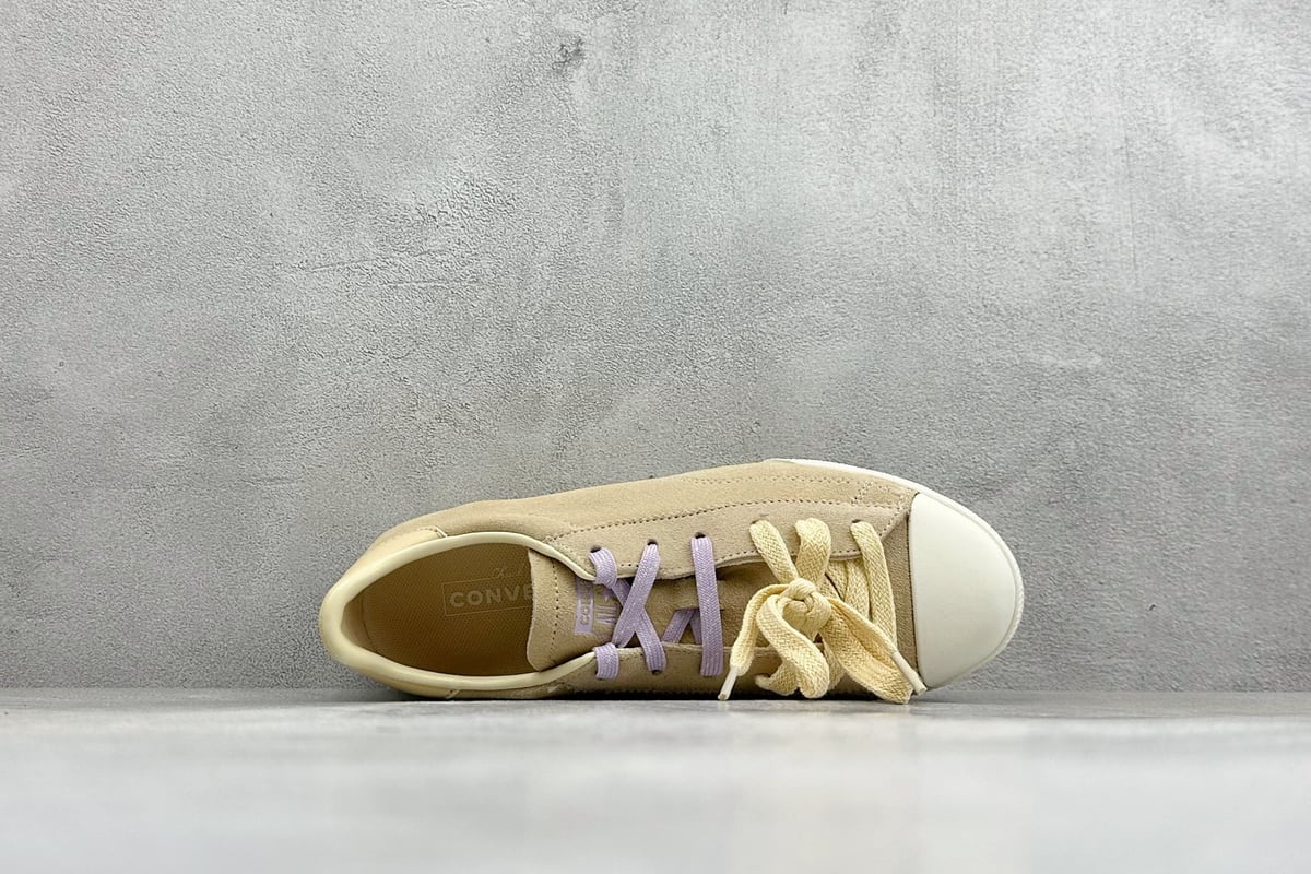 匡威 Converse All Star 自从2019年匡威进军篮球鞋市场往后给我们带来了All Star Pro BB Evo和Converse G4,也签约了第三位代言人谢伊-吉尔吉斯-亚历山大,给我们带来了全新的Converse All Star Pro BB Evo鞋款,相比较原版BB Low,Evo版本拥有着更为合理的低帮设计。就BB low的体验来说,从第一次上脚我就对他赋予了高度评价:这是一双训练脚踝力量的神器!但很显然,全新的Evo版本提高了鞋帮后势的幅度,看起来安全了很多。整双球鞋带来安全感的也不仅仅只有简单的低帮弧度改良。再设计的鞋面其实是EVO版本最大的亮点-实拍图3