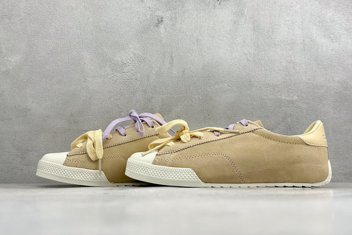 匡威 Converse All Star 自从2019年匡威进军篮球鞋市场往后给我们带来了All Star Pro BB Evo和Converse G4,也签约了第三位代言人谢伊-吉尔吉斯-亚历山大,给我们带来了全新的Converse All Star Pro BB Evo鞋款,相比较原版BB Low,Evo版本拥有着更为合理的低帮设计。就BB low的体验来说,从第一次上脚我就对他赋予了高度评价:这是一双训练脚踝力量的神器!但很显然,全新的Evo版本提高了鞋帮后势的幅度,看起来安全了很多。整双球鞋带来安全感的也不仅仅只有简单的低帮弧度改良。再设计的鞋面其实是EVO版本最大的亮点-实拍图5