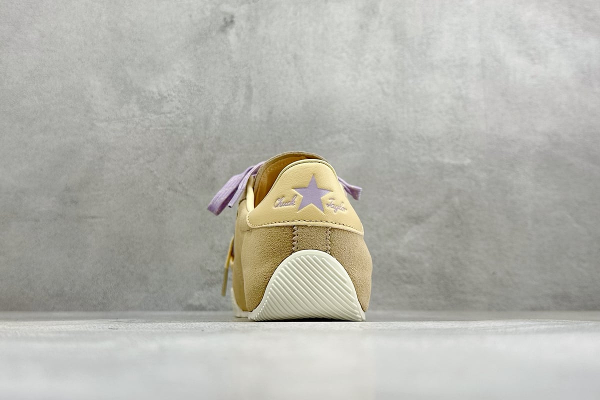 匡威 Converse All Star 自从2019年匡威进军篮球鞋市场往后给我们带来了All Star Pro BB Evo和Converse G4,也签约了第三位代言人谢伊-吉尔吉斯-亚历山大,给我们带来了全新的Converse All Star Pro BB Evo鞋款,相比较原版BB Low,Evo版本拥有着更为合理的低帮设计。就BB low的体验来说,从第一次上脚我就对他赋予了高度评价:这是一双训练脚踝力量的神器!但很显然,全新的Evo版本提高了鞋帮后势的幅度,看起来安全了很多。整双球鞋带来安全感的也不仅仅只有简单的低帮弧度改良。再设计的鞋面其实是EVO版本最大的亮点-实拍图6