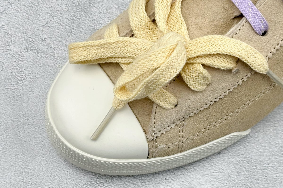 匡威 Converse All Star 自从2019年匡威进军篮球鞋市场往后给我们带来了All Star Pro BB Evo和Converse G4,也签约了第三位代言人谢伊-吉尔吉斯-亚历山大,给我们带来了全新的Converse All Star Pro BB Evo鞋款,相比较原版BB Low,Evo版本拥有着更为合理的低帮设计。就BB low的体验来说,从第一次上脚我就对他赋予了高度评价:这是一双训练脚踝力量的神器!但很显然,全新的Evo版本提高了鞋帮后势的幅度,看起来安全了很多。整双球鞋带来安全感的也不仅仅只有简单的低帮弧度改良。再设计的鞋面其实是EVO版本最大的亮点-实拍图7
