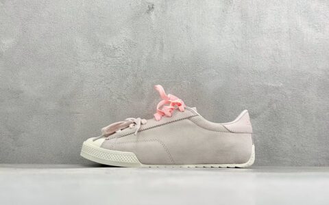 匡威Converse All Star 自从2019年匡威银红橙进军篮球鞋市场往后给我们带来了All Star Pro BB Evo和Converse G4，也签约了第三位代言人谢伊-吉尔吉斯-亚历山大，给我们带来了全新的Converse All Star Pro BB Evo鞋款，相比较原版BB Low，Evo版本拥有着更为合理的低帮设计。就BB low的体验来说，从第一次上脚我就对他赋予了高度评价：这是一双训练脚踝力量的神器！但很显然，全新的Evo版本提高了鞋帮后势的幅度，看起来安全了很多。整双球鞋带来安全感的也不仅仅只有简单的低帮弧度改良。再设计的鞋面其实是EVO版本最大的亮点纯原版本 货号：A18339C