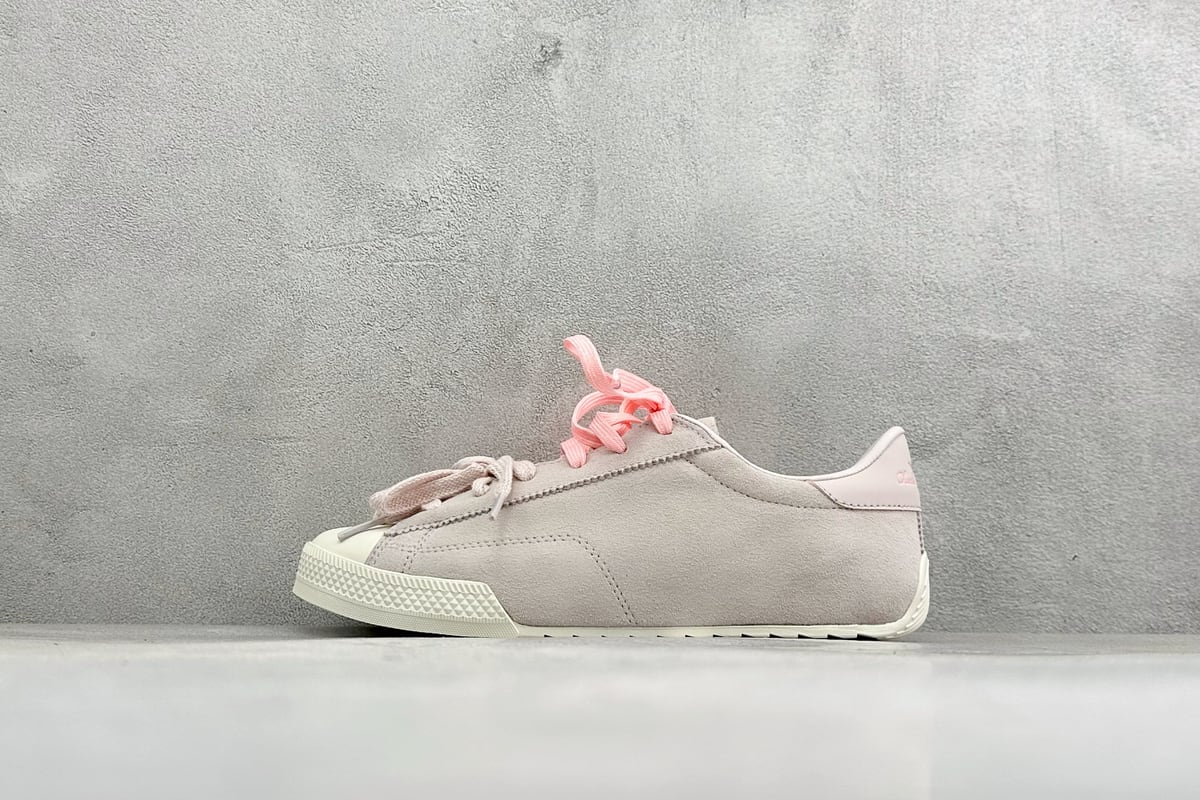 匡威 Converse All Star 自从2019年匡威进军篮球鞋市场往后给我们带来了All Star Pro BB Evo和Converse G4,也签约了第三位代言人谢伊-吉尔吉斯-亚历山大,给我们带来了全新的Converse All Star Pro BB Evo鞋款,相比较原版BB Low,Evo版本拥有着更为合理的低帮设计。就BB low的体验来说,从第一次上脚我就对他赋予了高度评价:这是一双训练脚踝力量的神器!但很显然,全新的Evo版本提高了鞋帮后势的幅度,看起来安全了很多。整双球鞋带来安全感的也不仅仅只有简单的低帮弧度改良。再设计的鞋面其实是EVO版本最大的亮点-实拍图1