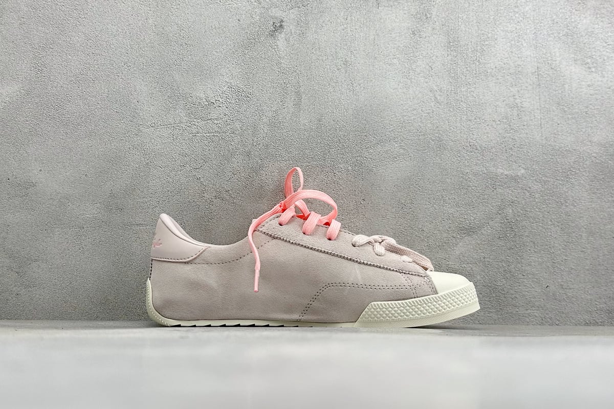 匡威 Converse All Star 自从2019年匡威进军篮球鞋市场往后给我们带来了All Star Pro BB Evo和Converse G4,也签约了第三位代言人谢伊-吉尔吉斯-亚历山大,给我们带来了全新的Converse All Star Pro BB Evo鞋款,相比较原版BB Low,Evo版本拥有着更为合理的低帮设计。就BB low的体验来说,从第一次上脚我就对他赋予了高度评价:这是一双训练脚踝力量的神器!但很显然,全新的Evo版本提高了鞋帮后势的幅度,看起来安全了很多。整双球鞋带来安全感的也不仅仅只有简单的低帮弧度改良。再设计的鞋面其实是EVO版本最大的亮点-实拍图2