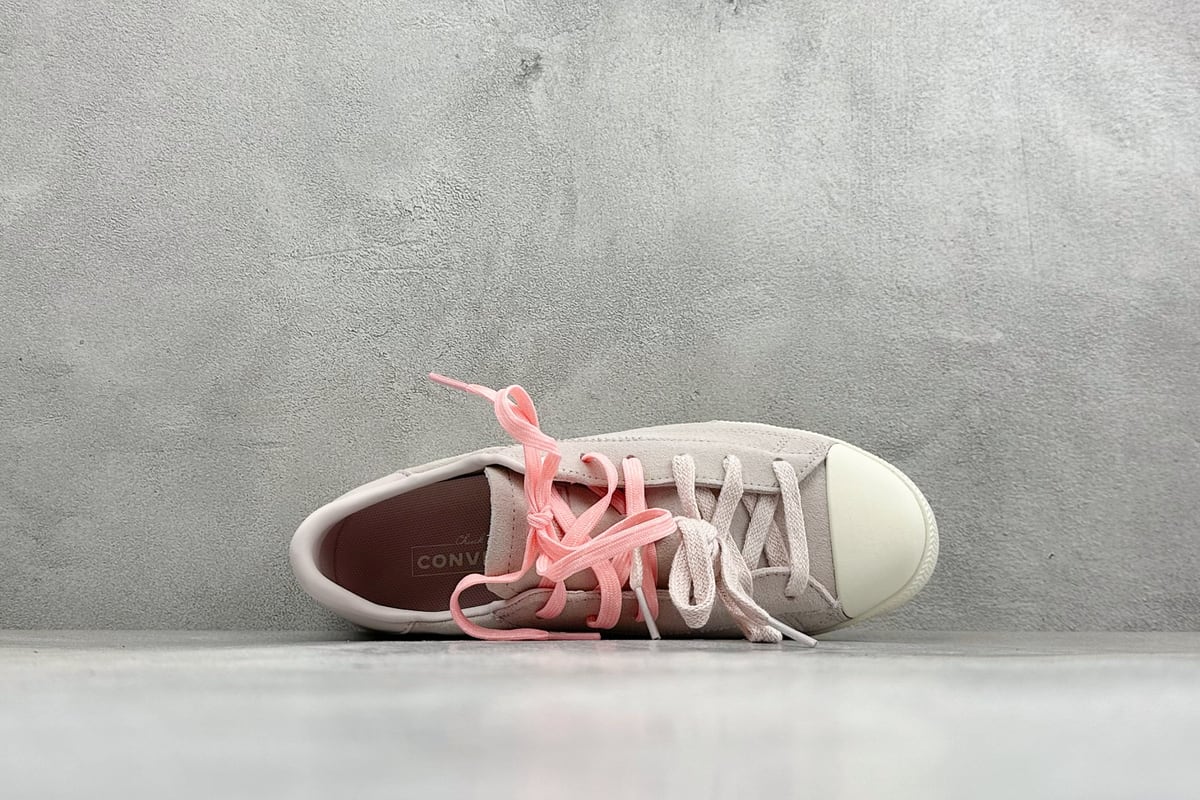 匡威 Converse All Star 自从2019年匡威进军篮球鞋市场往后给我们带来了All Star Pro BB Evo和Converse G4,也签约了第三位代言人谢伊-吉尔吉斯-亚历山大,给我们带来了全新的Converse All Star Pro BB Evo鞋款,相比较原版BB Low,Evo版本拥有着更为合理的低帮设计。就BB low的体验来说,从第一次上脚我就对他赋予了高度评价:这是一双训练脚踝力量的神器!但很显然,全新的Evo版本提高了鞋帮后势的幅度,看起来安全了很多。整双球鞋带来安全感的也不仅仅只有简单的低帮弧度改良。再设计的鞋面其实是EVO版本最大的亮点-实拍图3